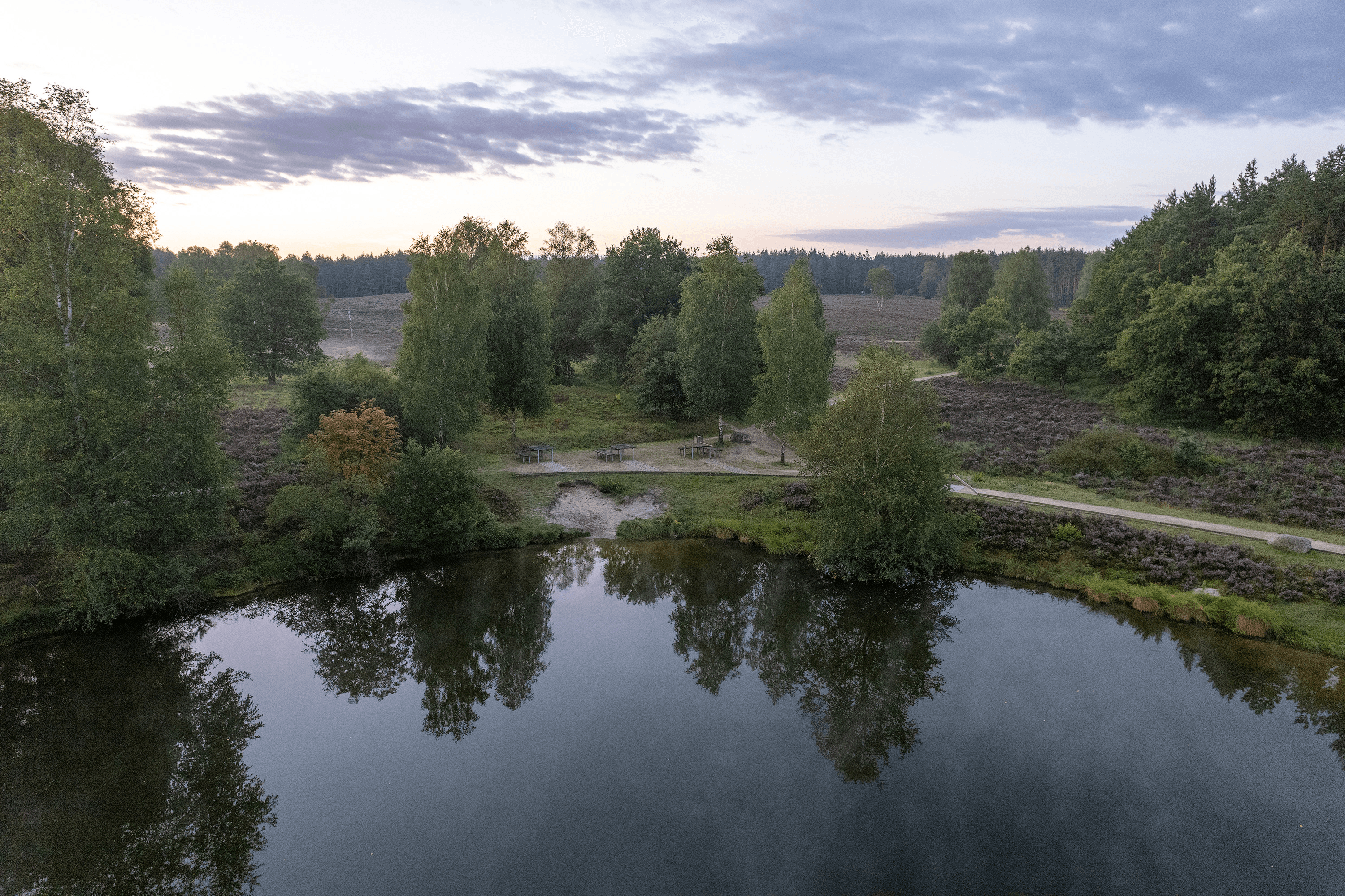 Luftaufnahme vom Angelbecksteich im Sonnenaufgang