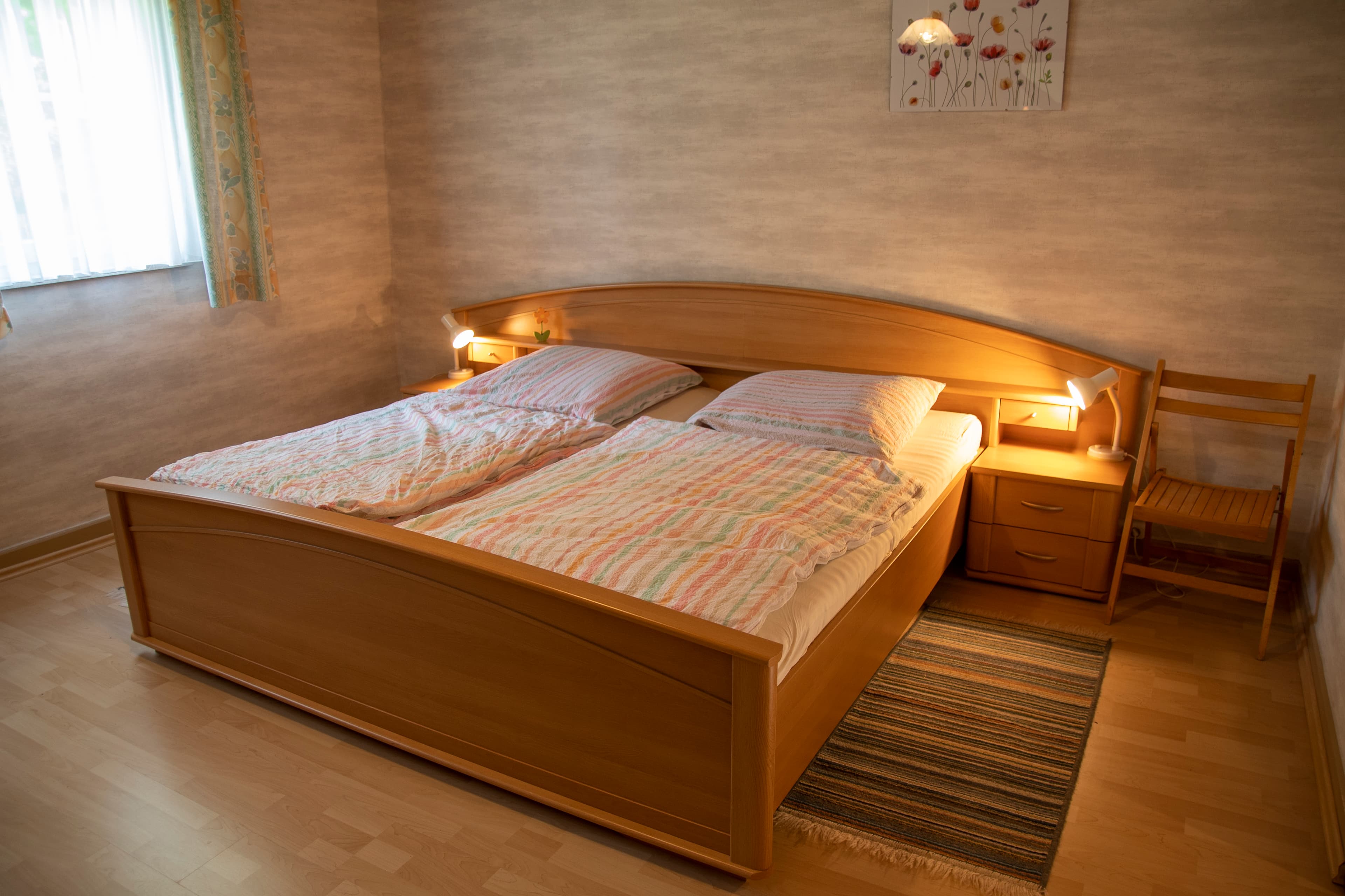 Schlafzimmer in der unteren Ferienwohnung auf Hof Schlüpke