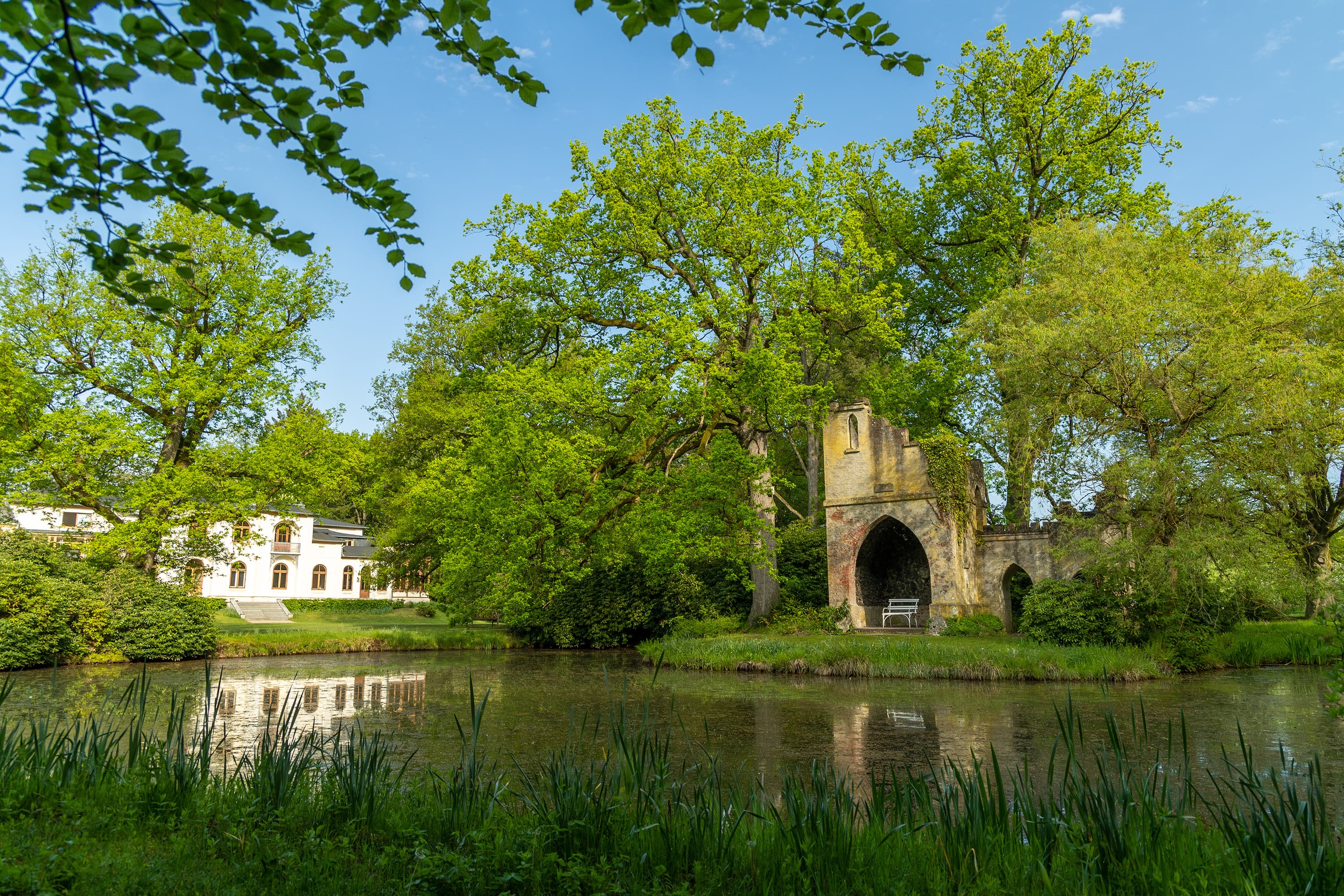 Ruine in Breidings Garten im Frühling