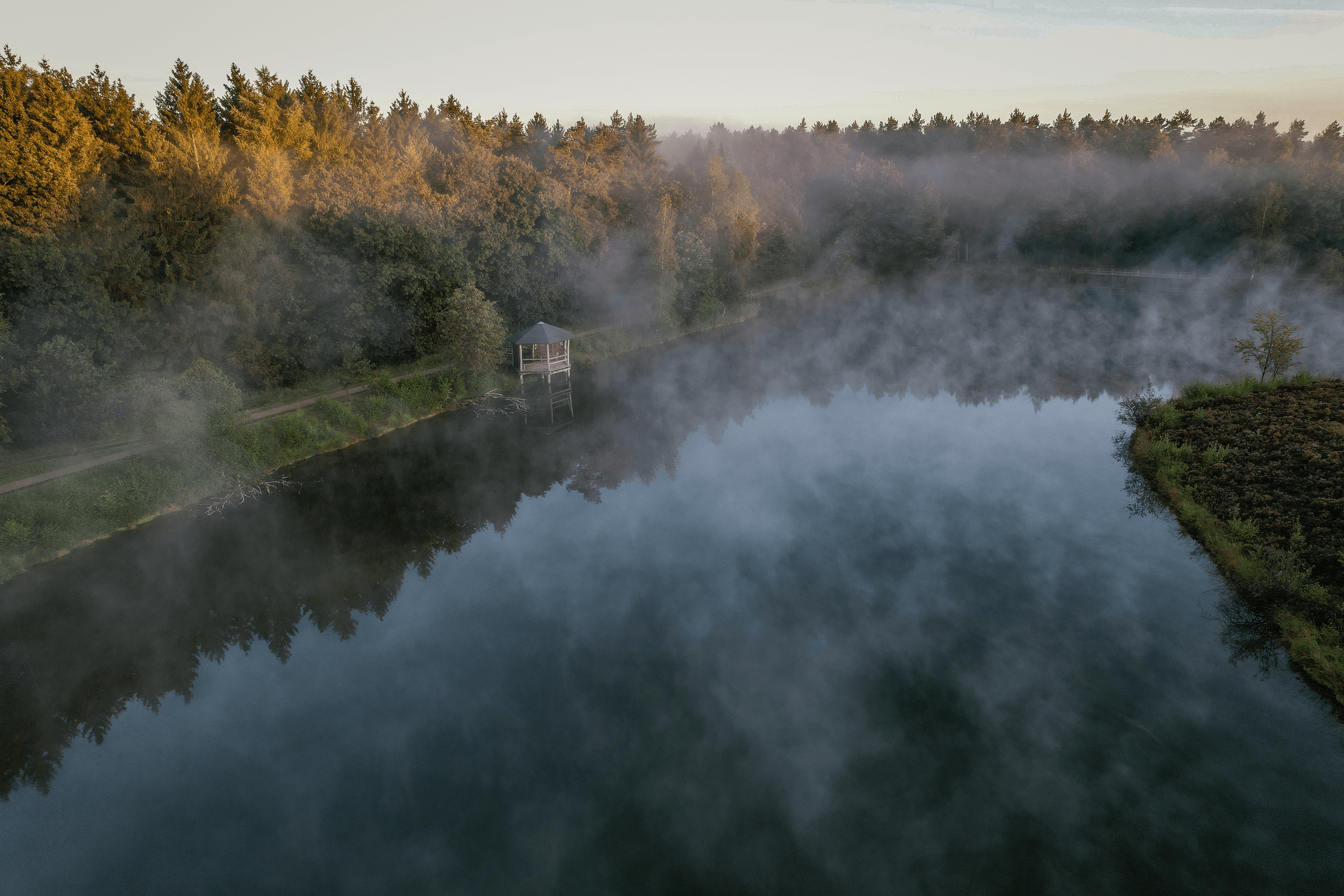 Luftaufnahme vom Angelbecksteich im Herbstnebel