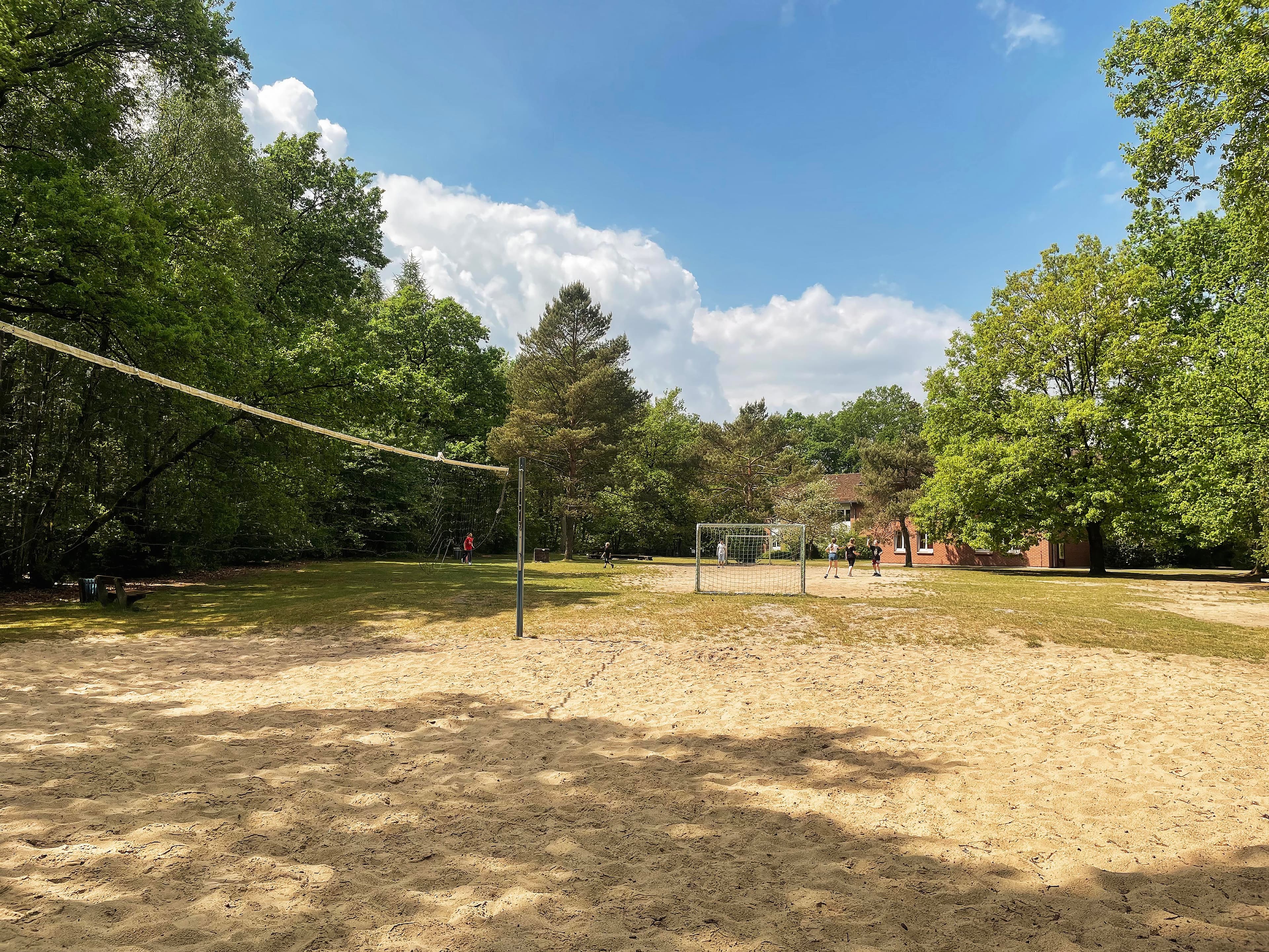 Volleyballfeld auf dem Außengelände