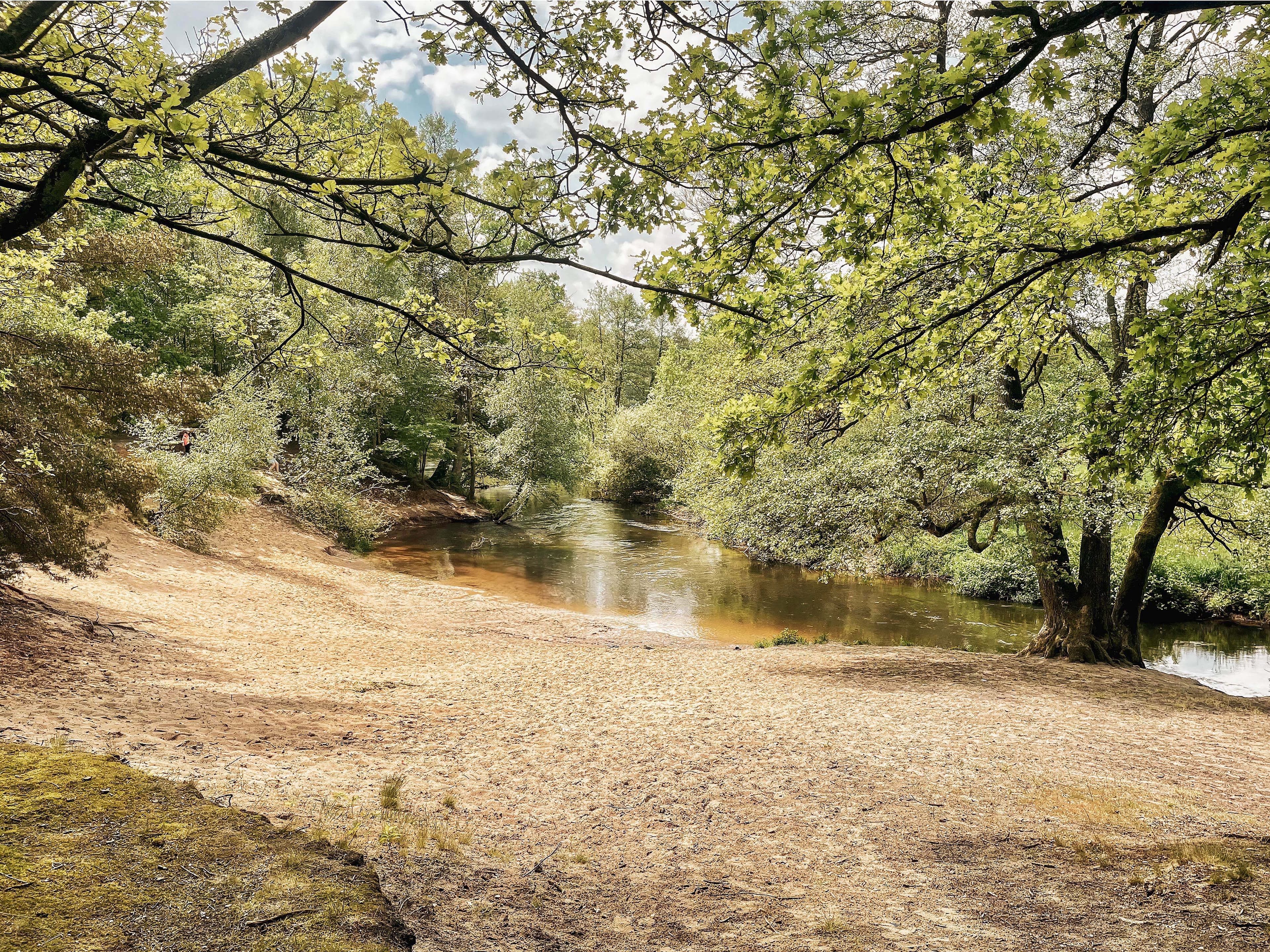 Sandstrand auf dem Außengelände der Jugendherberge