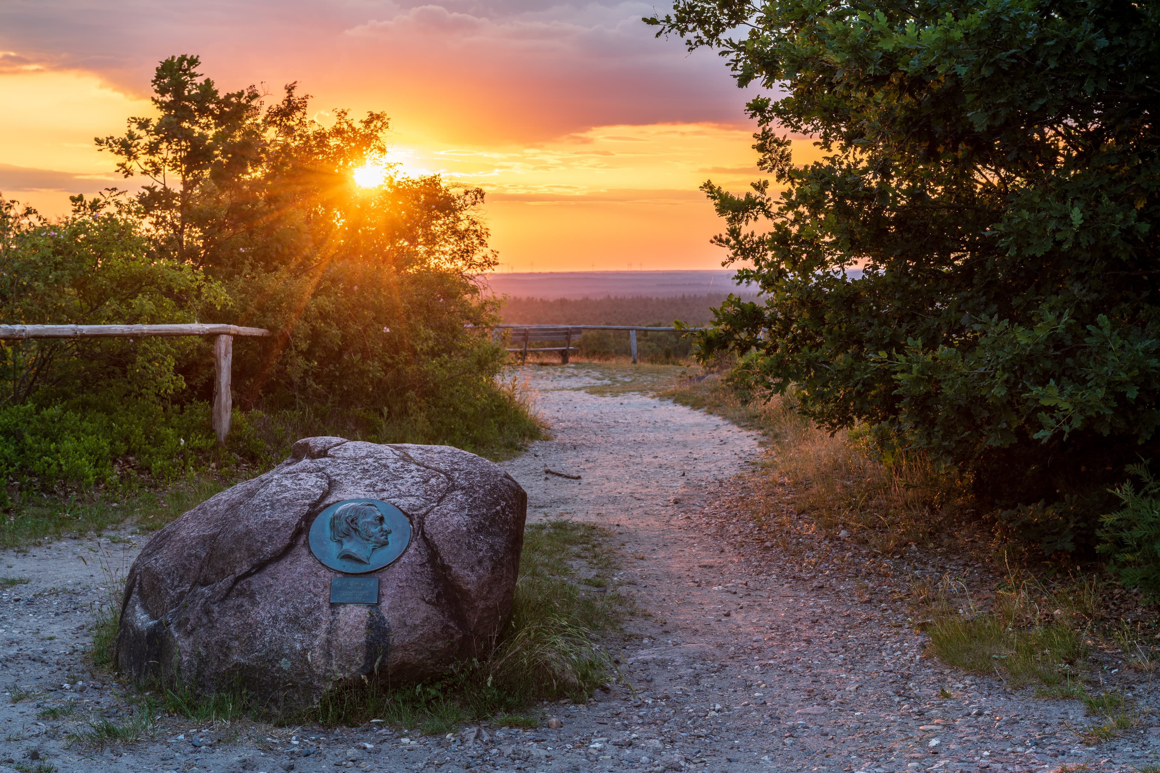 Abendsonne_über_Gedenkstein