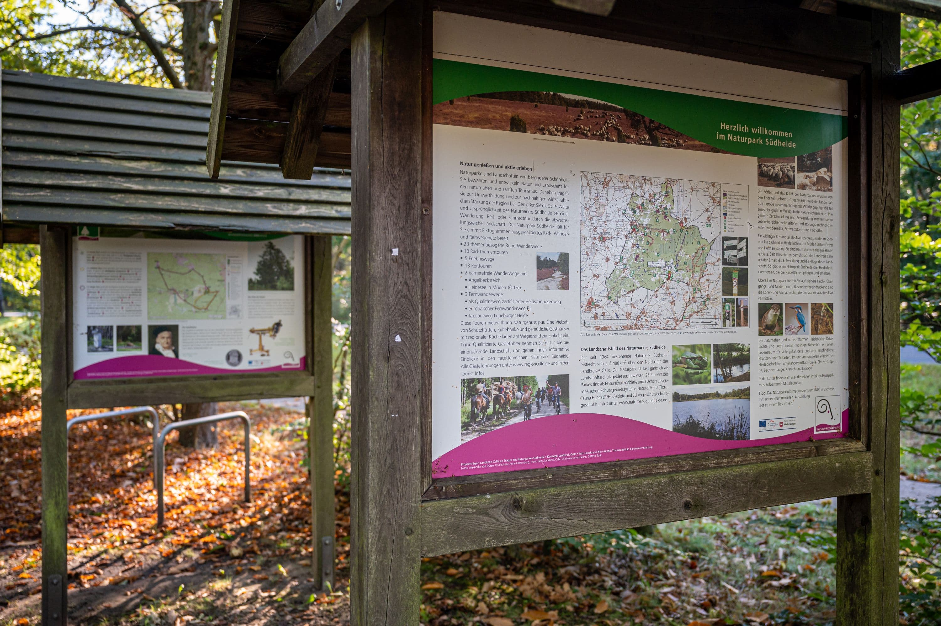 Der Wanderweg bietet Informationen über historische Vermessungspunkte in der Heide