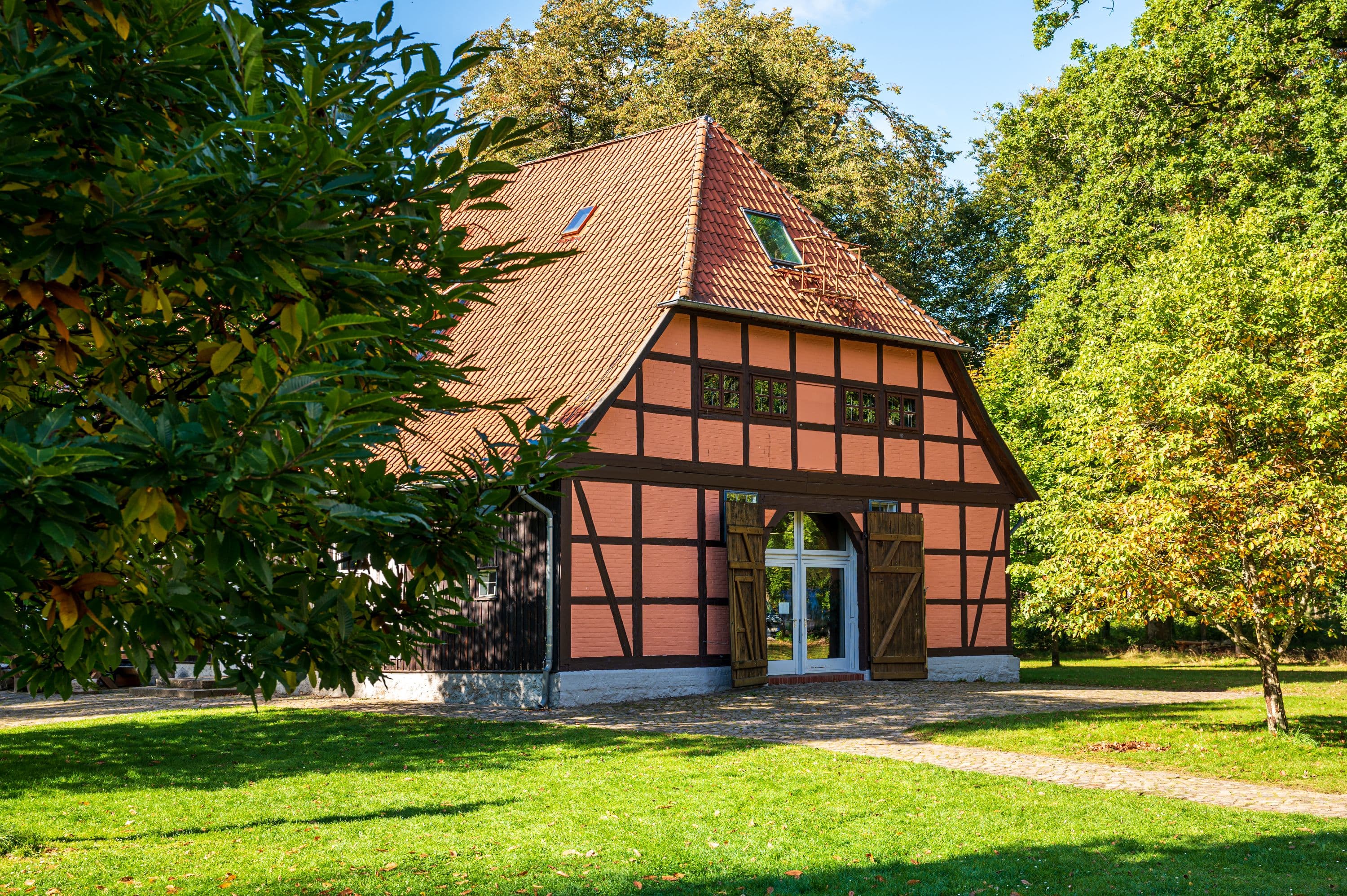 Am Wanderweg liegt ein Waldpädagogikzentrum im Wald