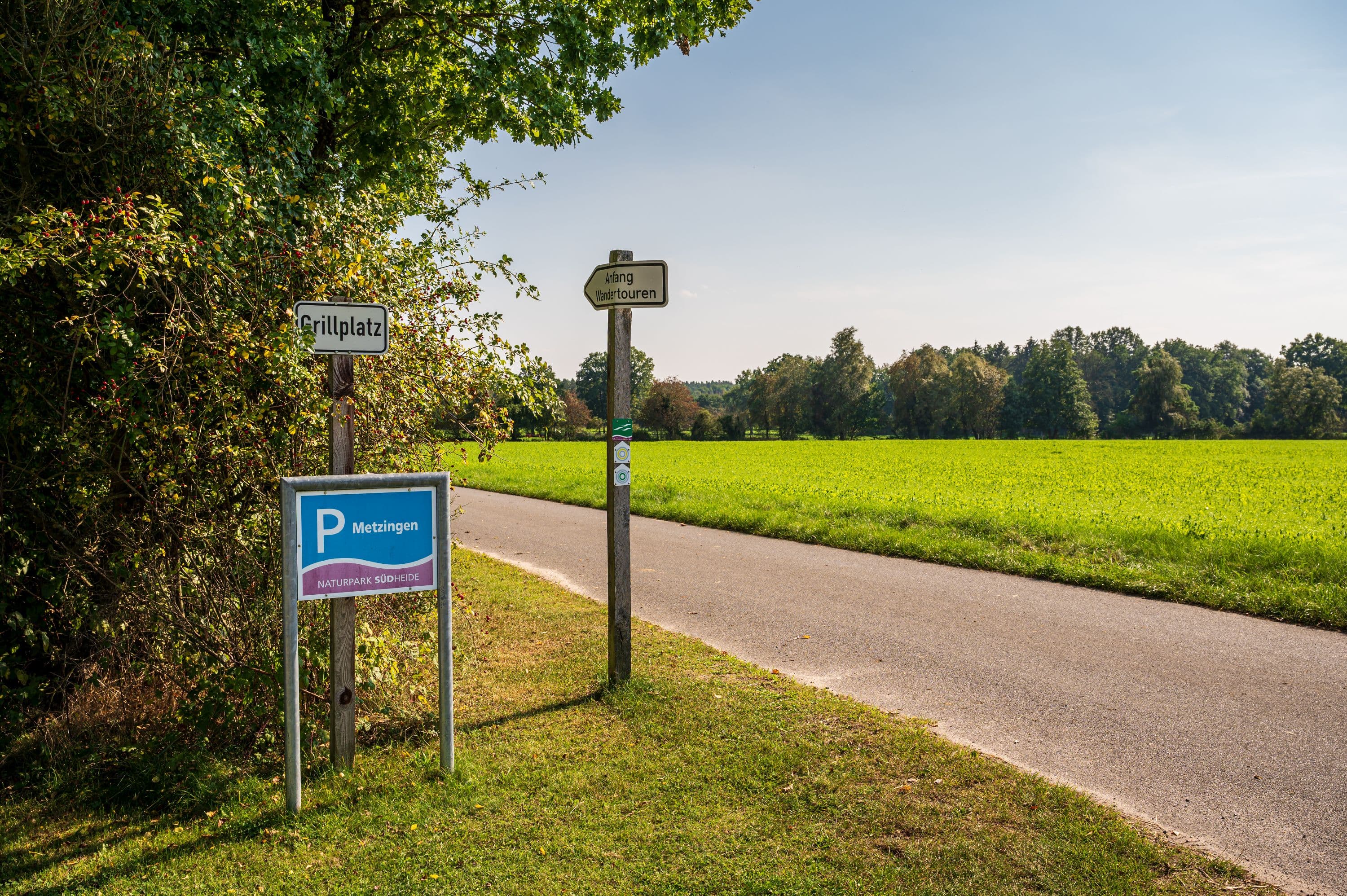 Hinweisschild zum Wanderparkplatz mit Grillplatz