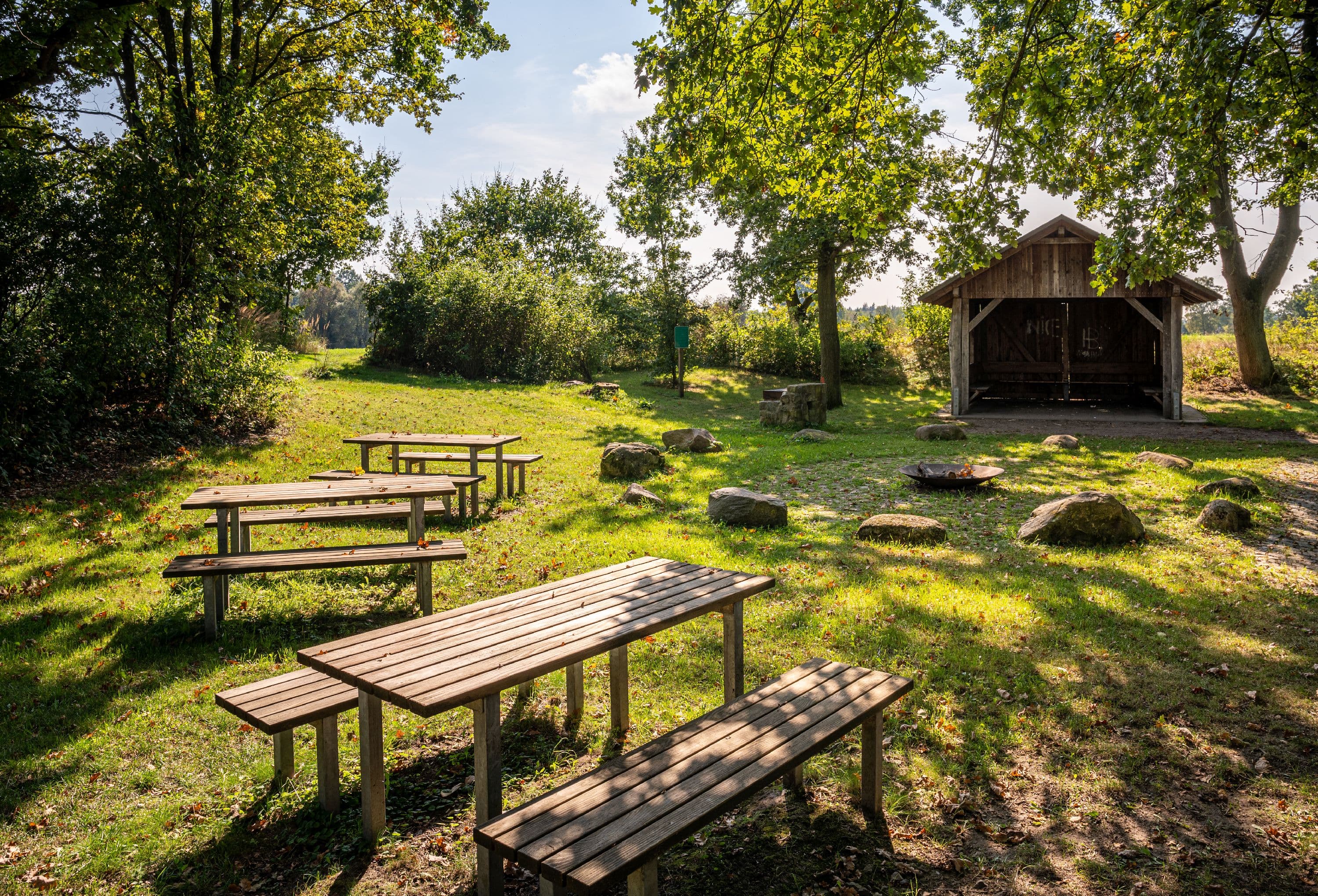 Beim Wandern bieten sich Rastplätze und Schutzhütten für Pausen an