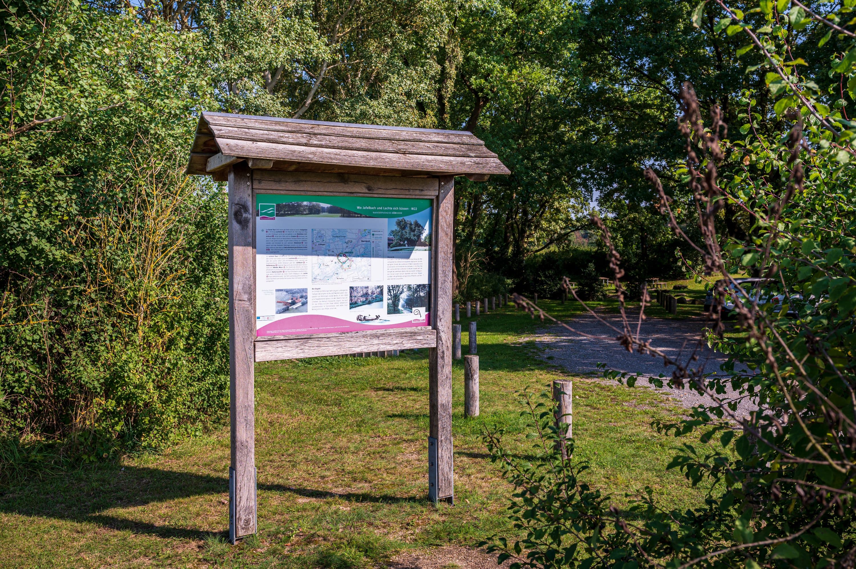 Informationstafeln am Wanderparkplatz informieren über den Rundwanderweg