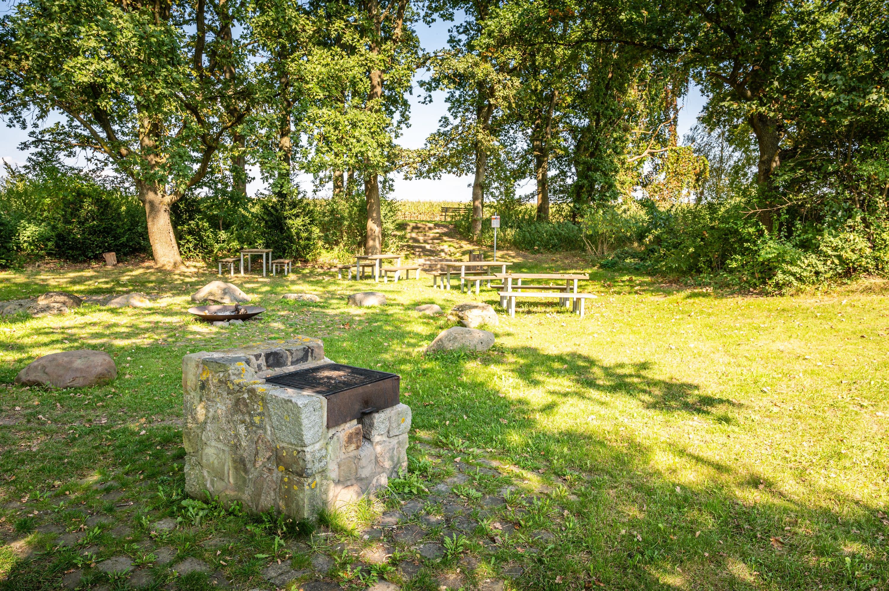 Am Wanderweg lädt ein Picknickplatz zum Rasten ein