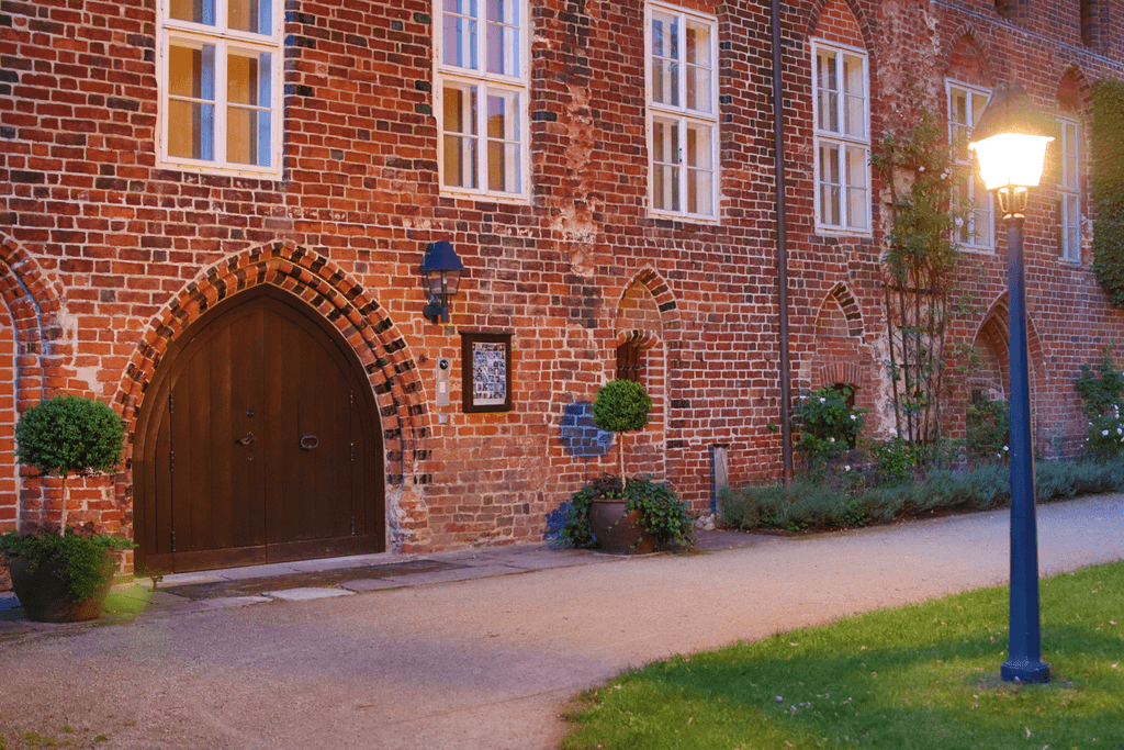 Haupteingang zum Kloster am Abend