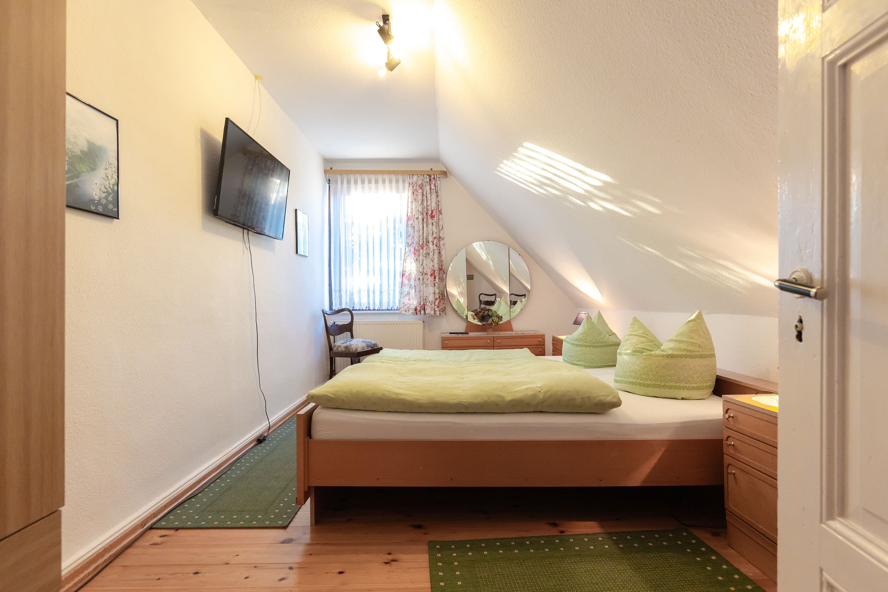 Schlafzimmer Wohnung 1 Gasthaus Columbus