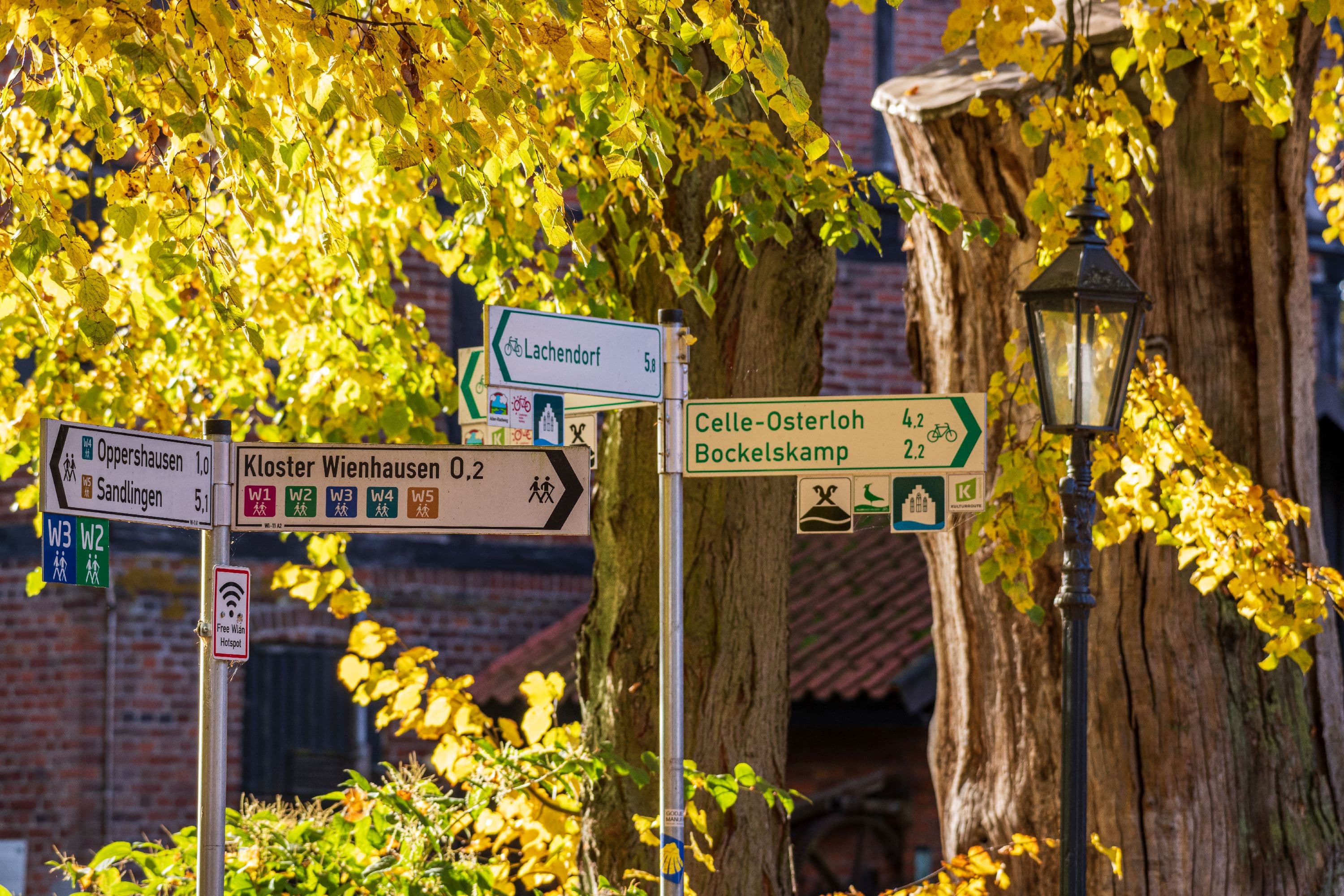 Wegweise der Wanderwege durch Wienhausen