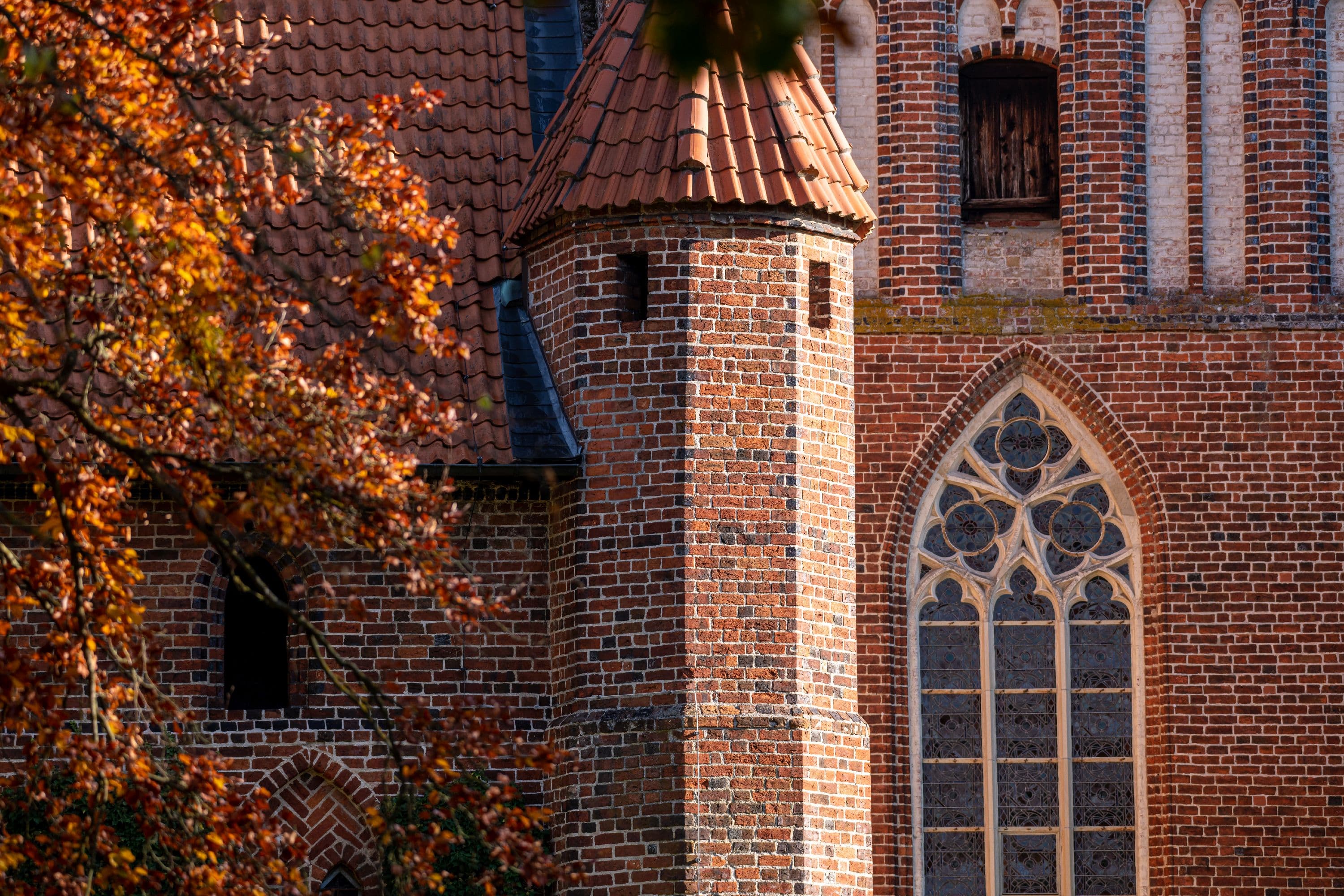 Ansicht der Außenfassade vom Wanderweg am Kloster Wienhausen