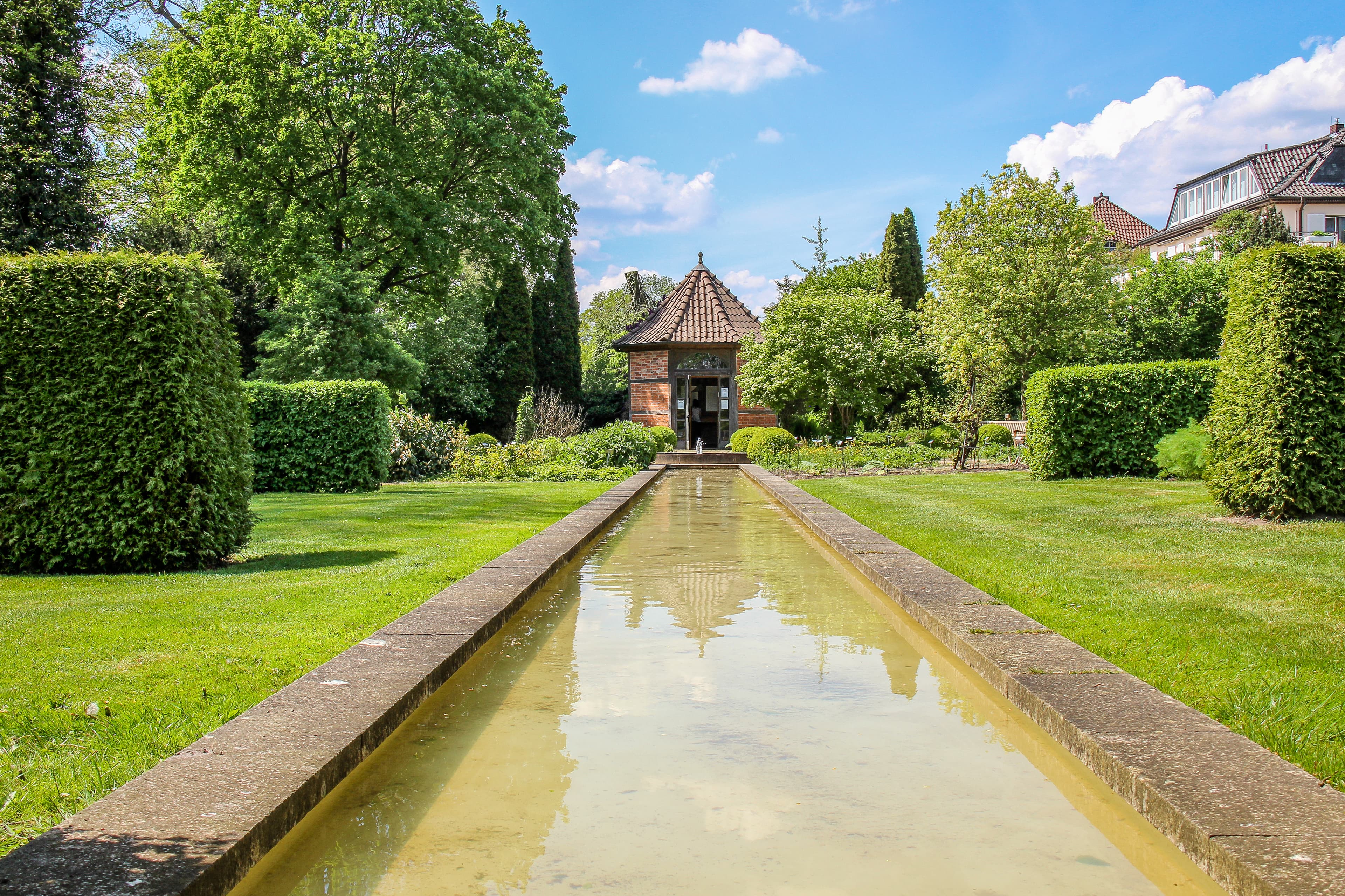 Wasserläufe unterbrechen die Beete im Heilpflanzengarten Celle