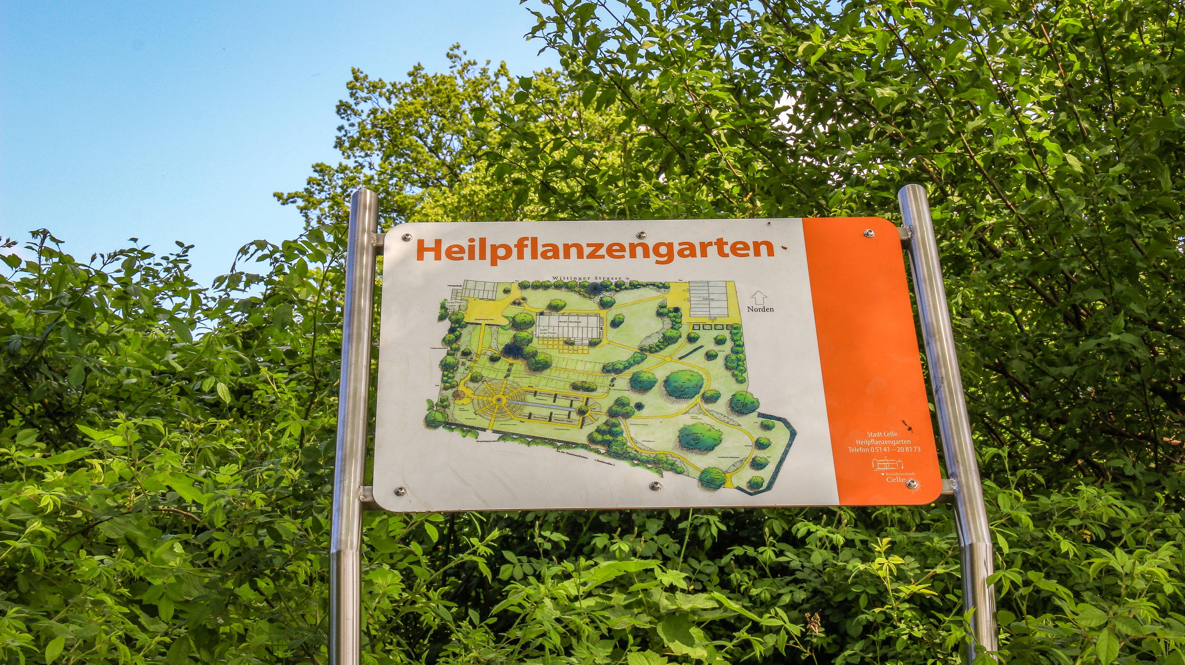 Übersichtsschild des Heilpflanzengartens in Celle