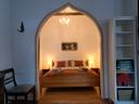 Das Schlafzimmer Jaguar in der Ferienwohnung im Heidjerhaus befindet sich als gemütliches Alkovenbett hinter einer textilen Wand.