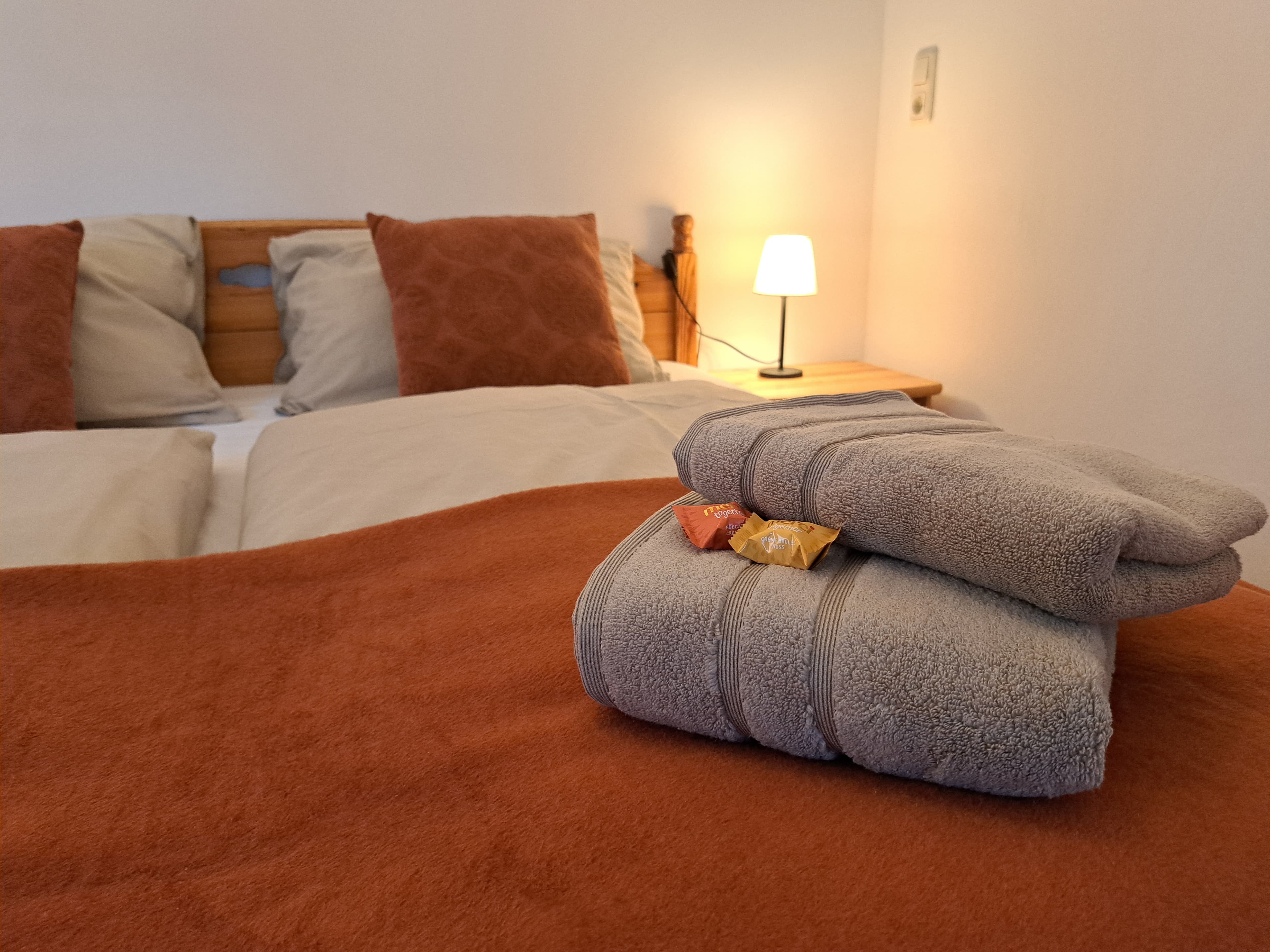 Schlafzimmer Heidjerhaus Ferienwohnung Doppelbett Handtücher Lüneburger Heide