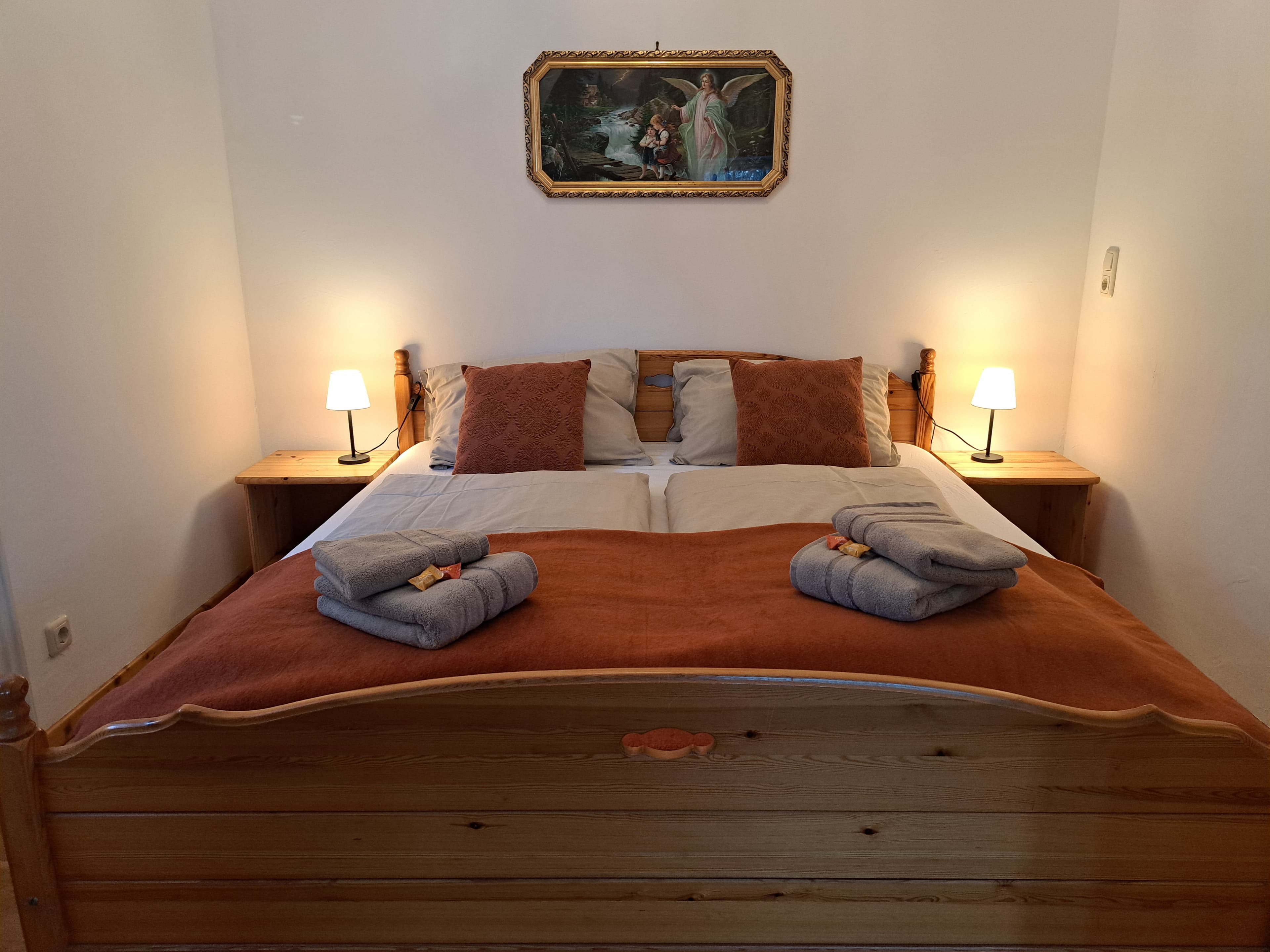 Schlafzimmer Doppelbett Ferienwohnung Heidjerhaus Fachwerkhaus Lüneburger Heide