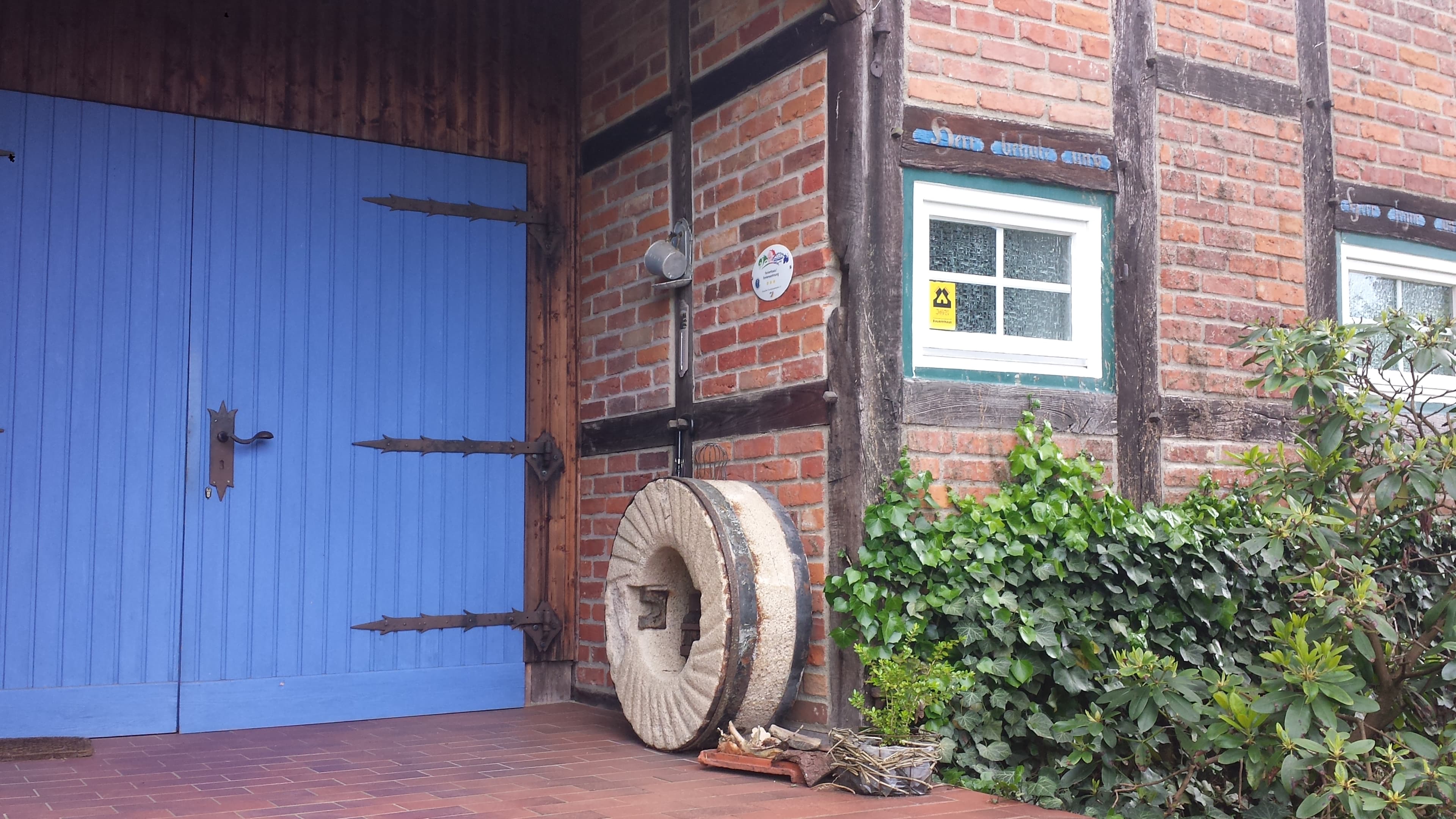 Dreiständerhaus Fachwerk Ferienwohnung Holztür Massivholz Lüneburger Heide Hundeurlaub