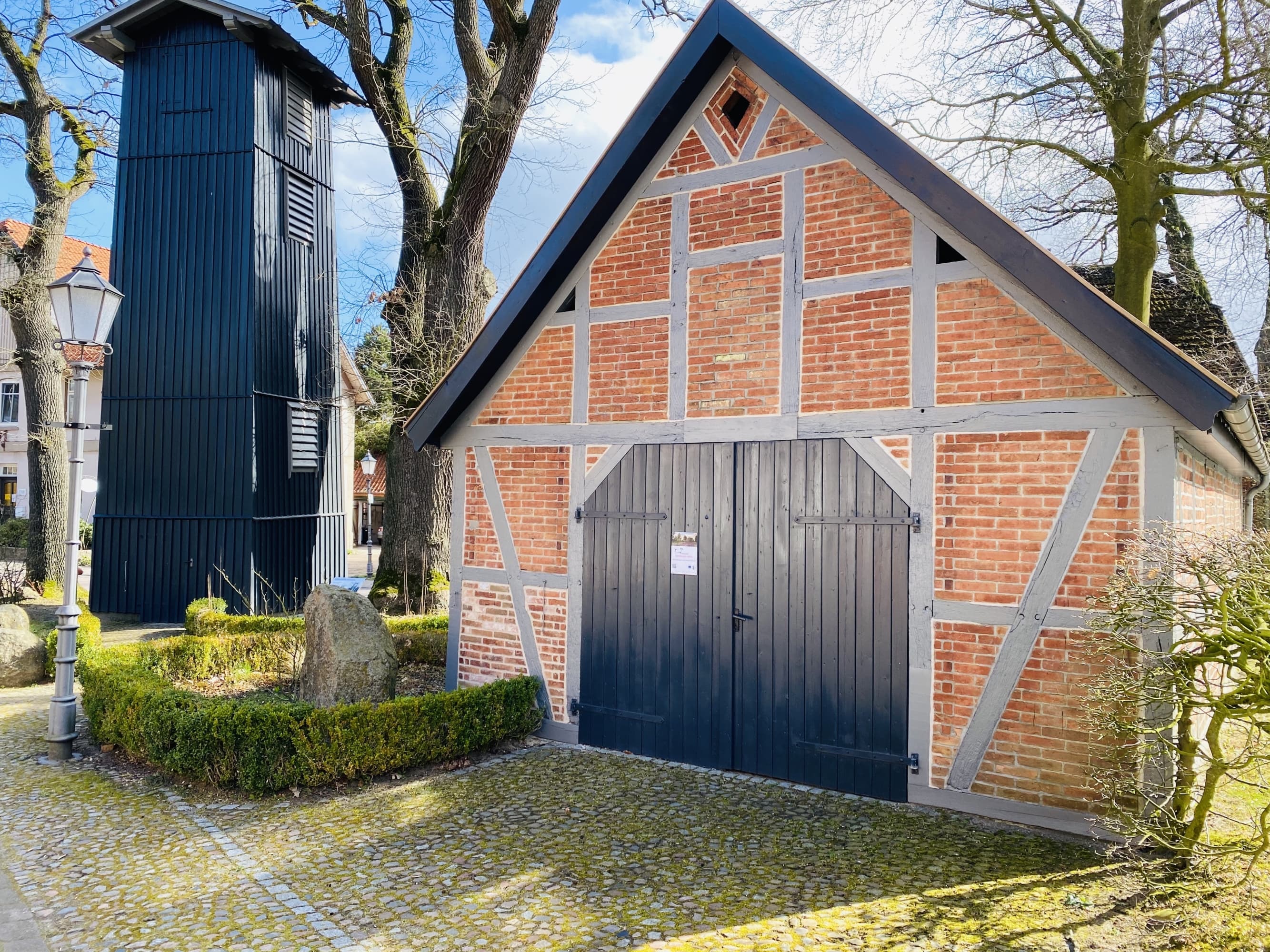 Museum Schlauchturm in Salzhausen mit angrenzendem Fachwerkhaus