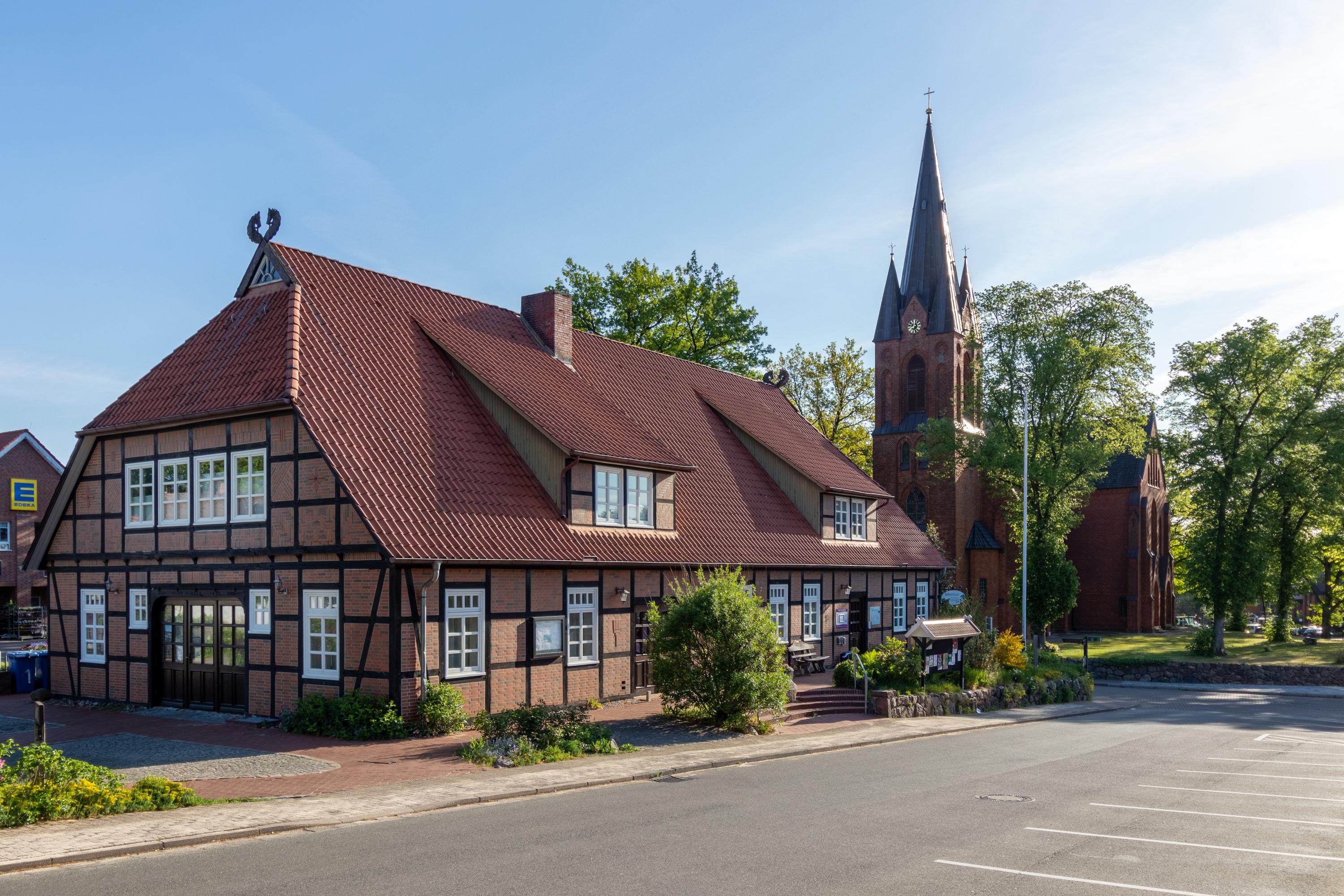 Küsterhaus und Kirche in Hanstedt
