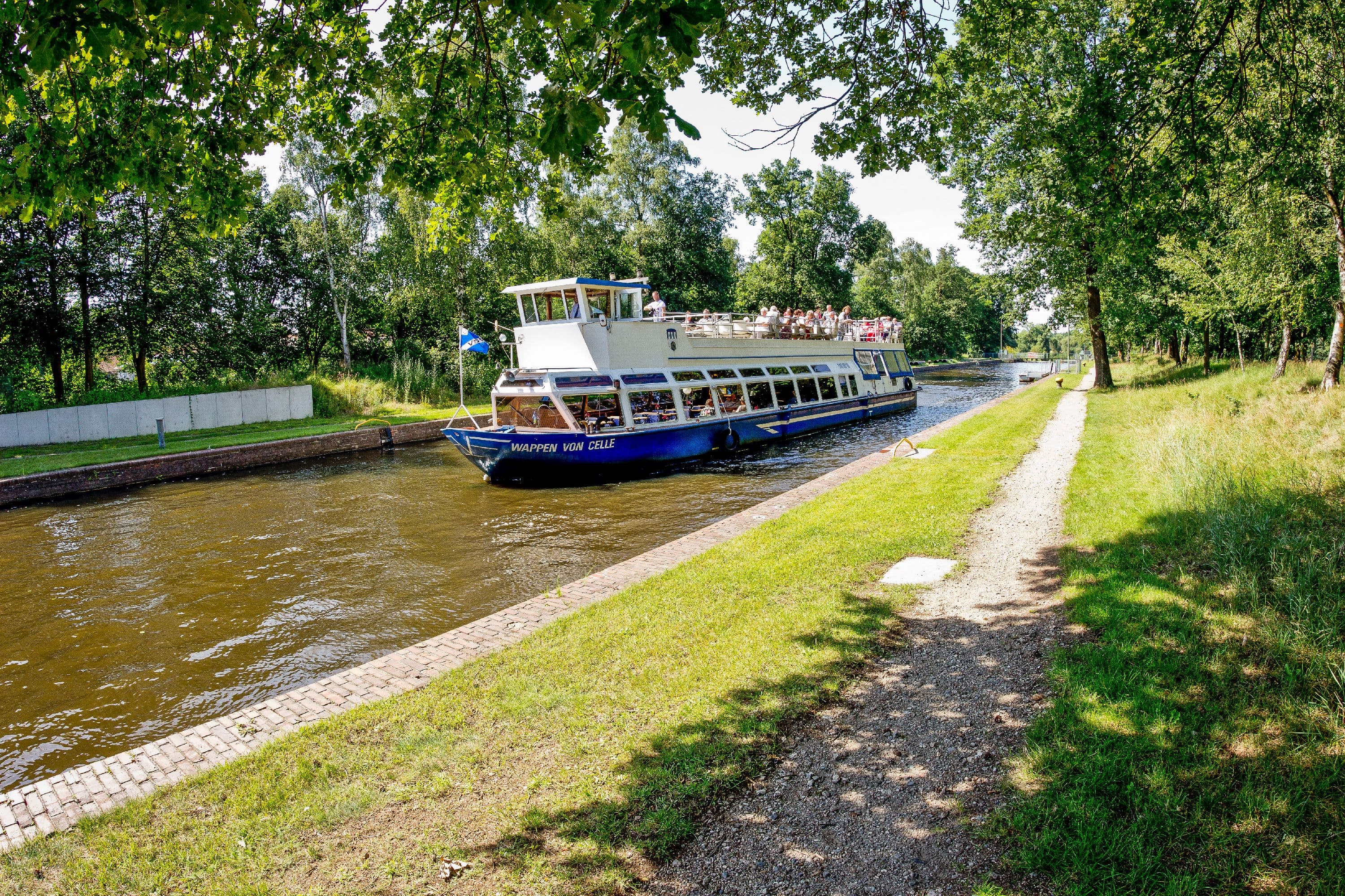 Schifffahrt im Sommer auf der Aller durch die Lüneburger Heide