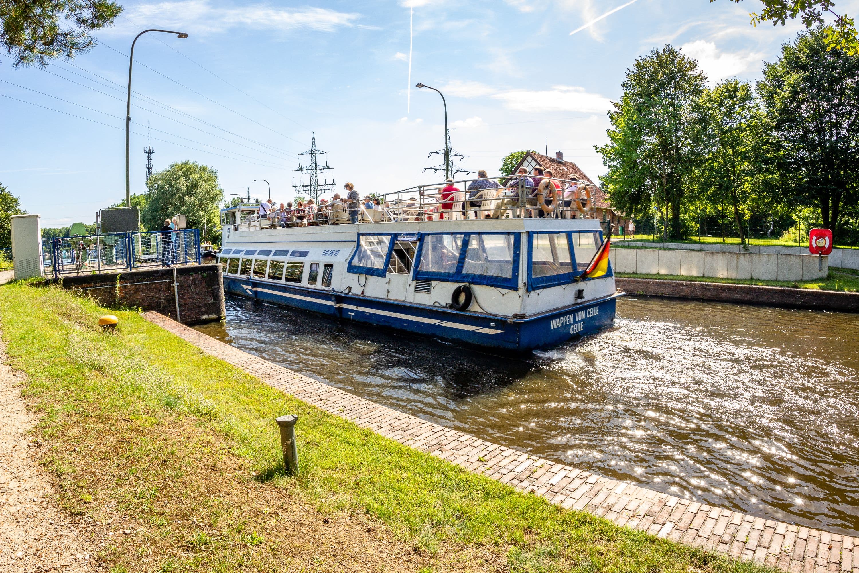 Schiffahrt durch eine Schleuse auf der Aller bei Celle
