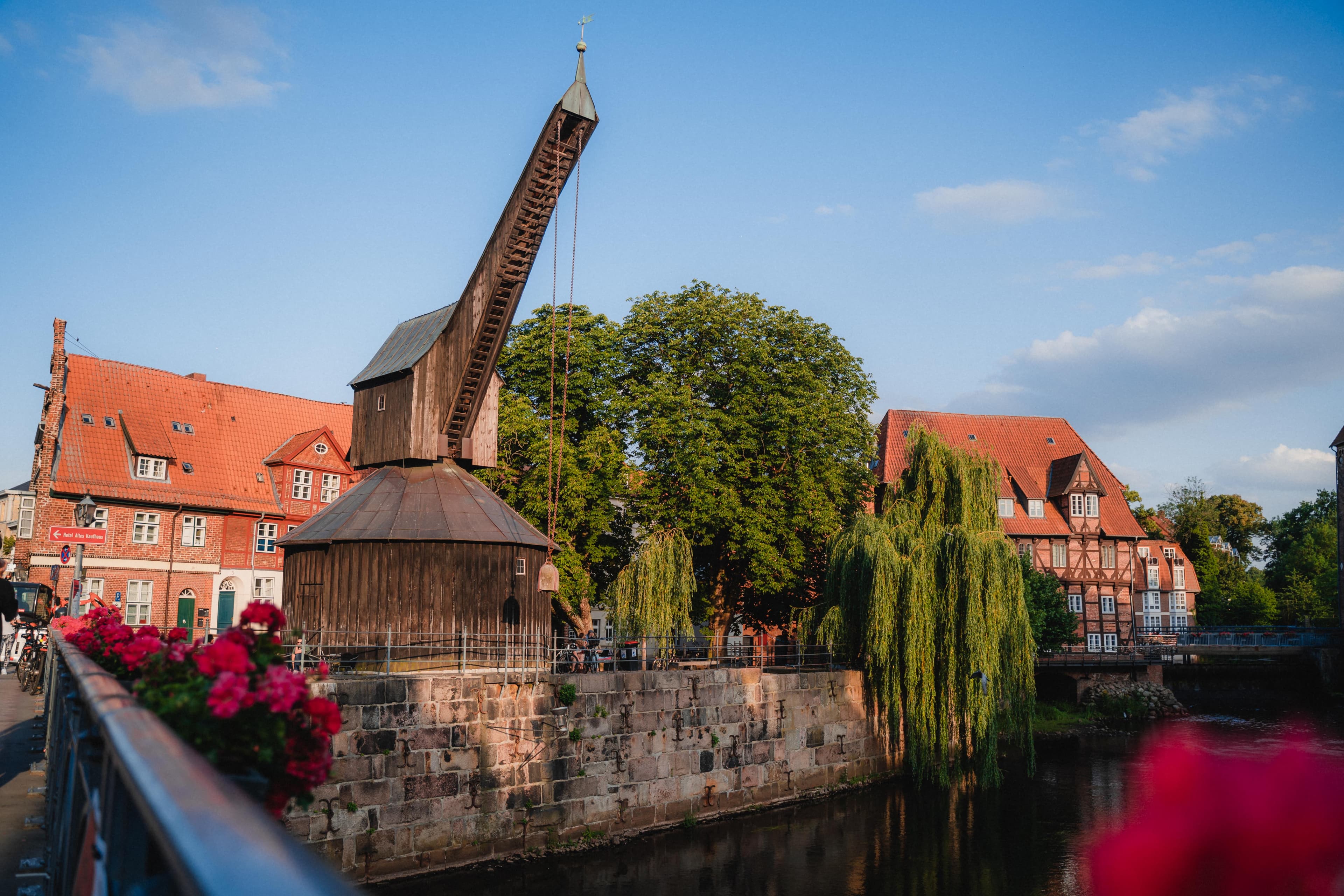 Historischer Holzkran am Ilmanauufer in Lüneburg.