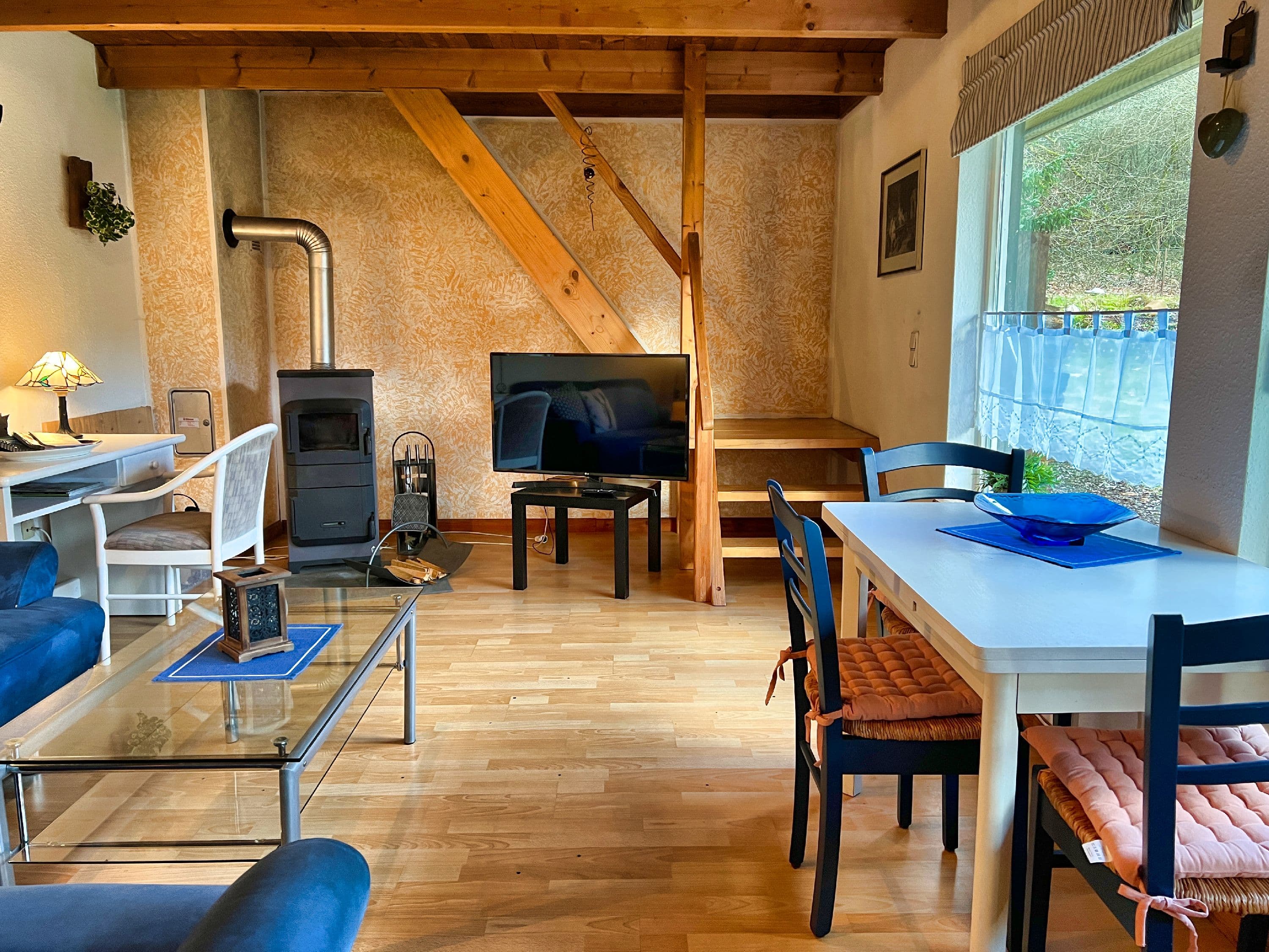Gemütliches Wohnzimmer mit Kamin im Ferienhaus Heesch südliche Lüneburger Heide