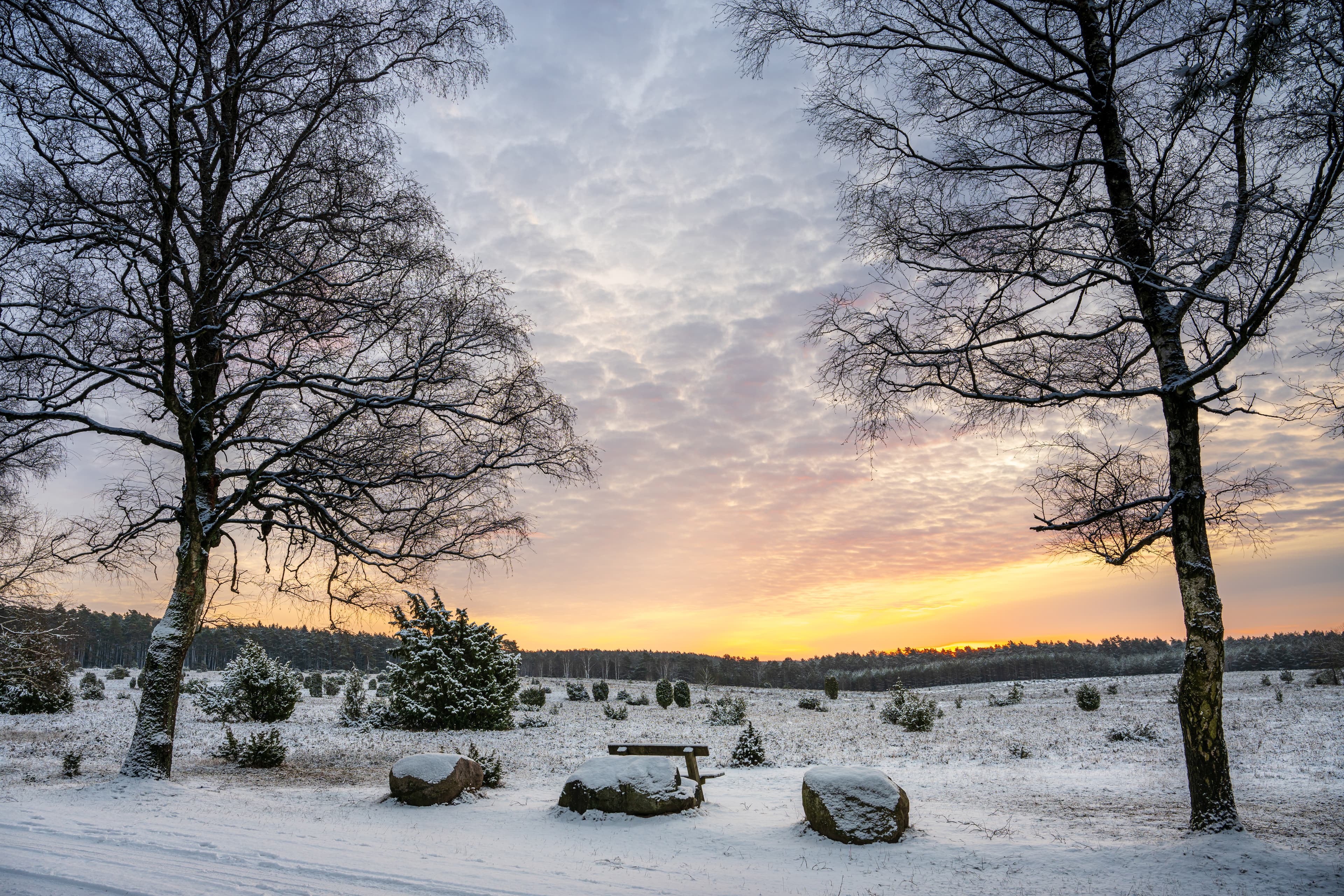 Sonnenaufgang über dem verschneiten Tiefental