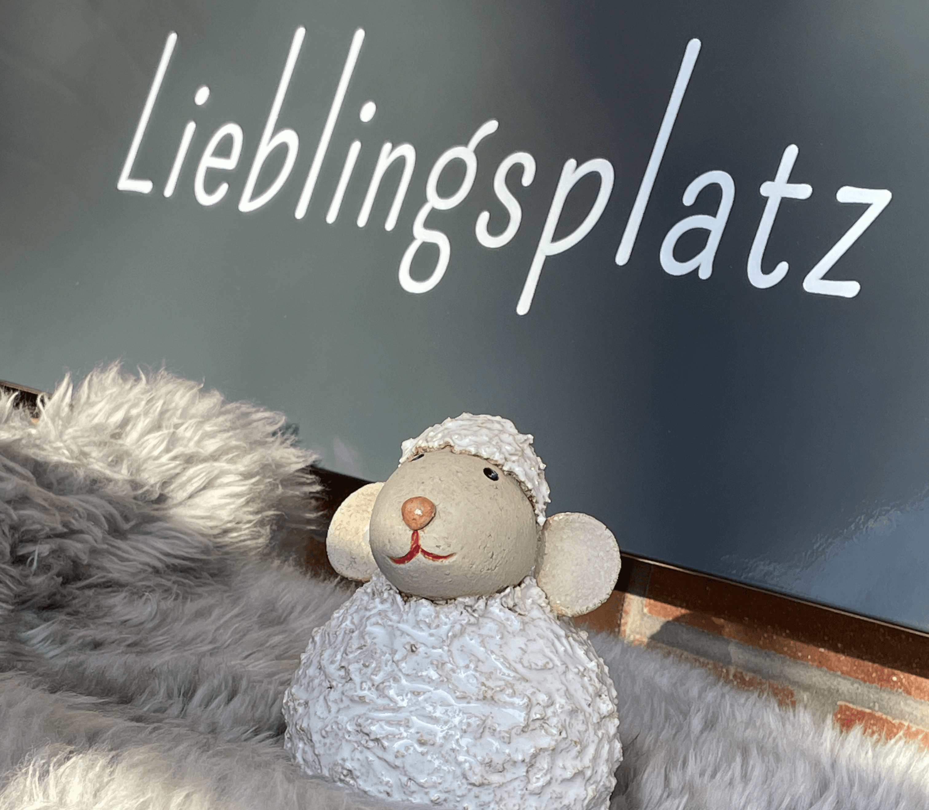 Bank mit Schaffell