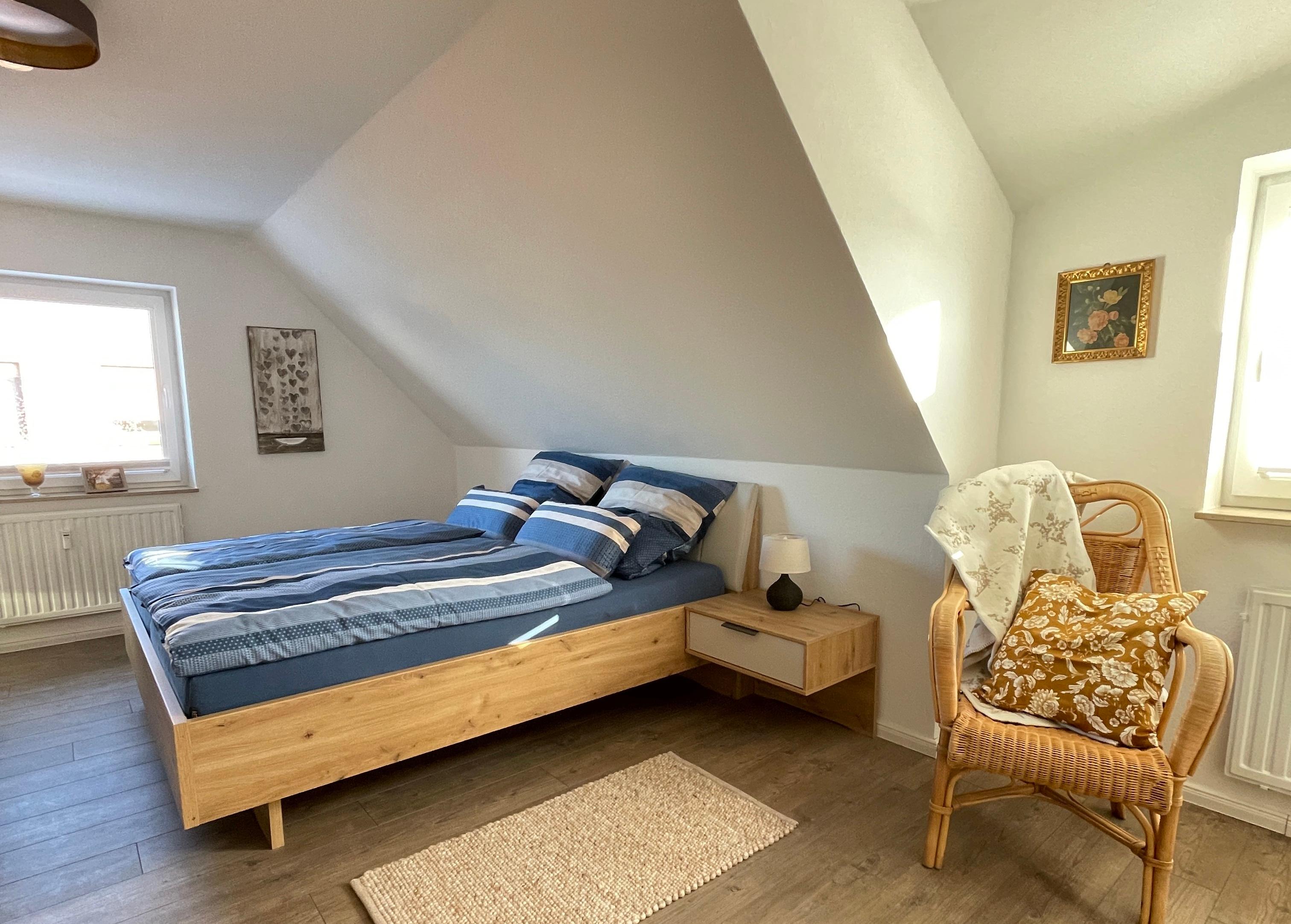 Schlafzimmer mit Doppelbett und Verdunkelungsplissee