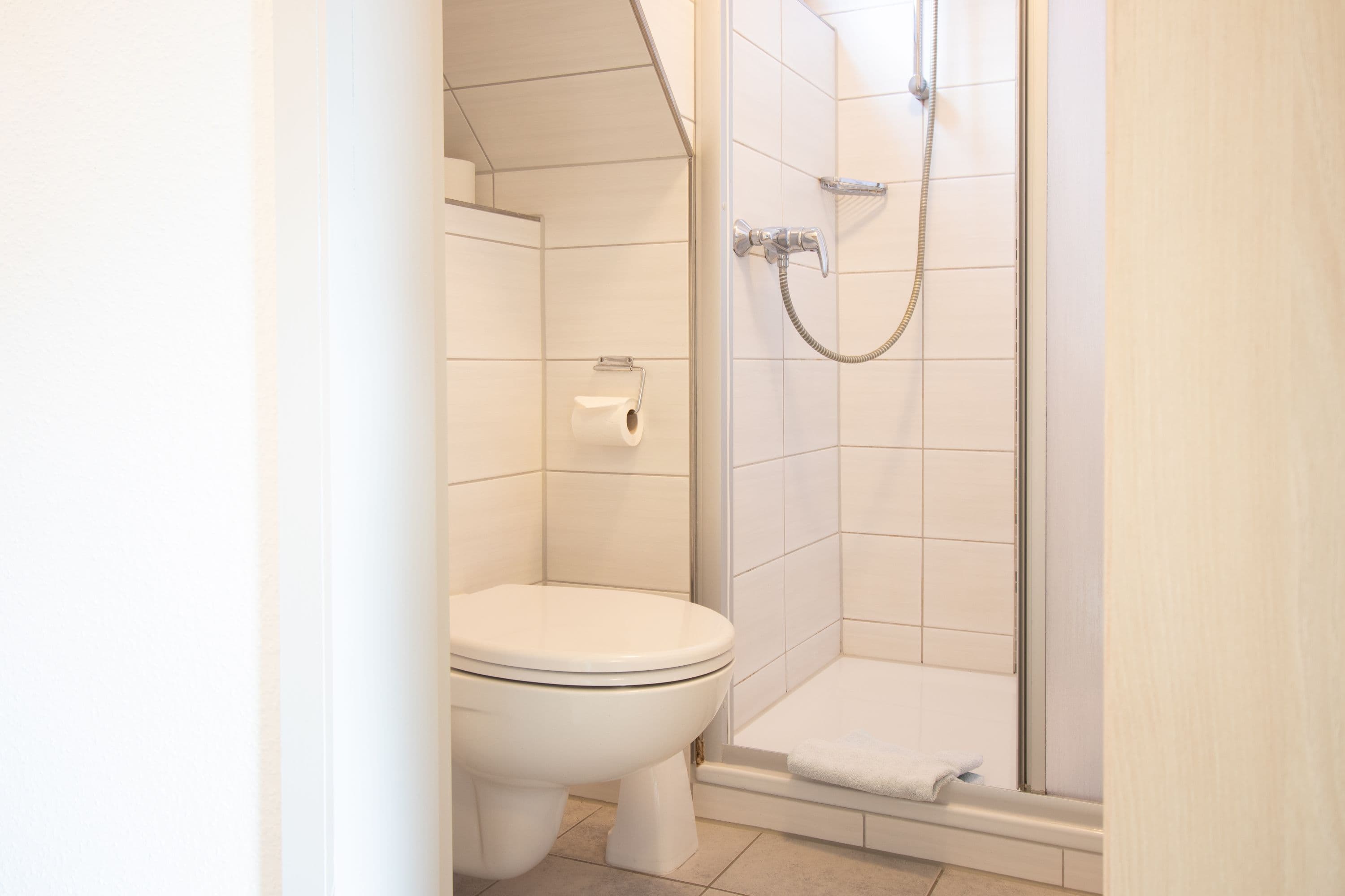 Toiletten und Duschbereich 4er - Appartement