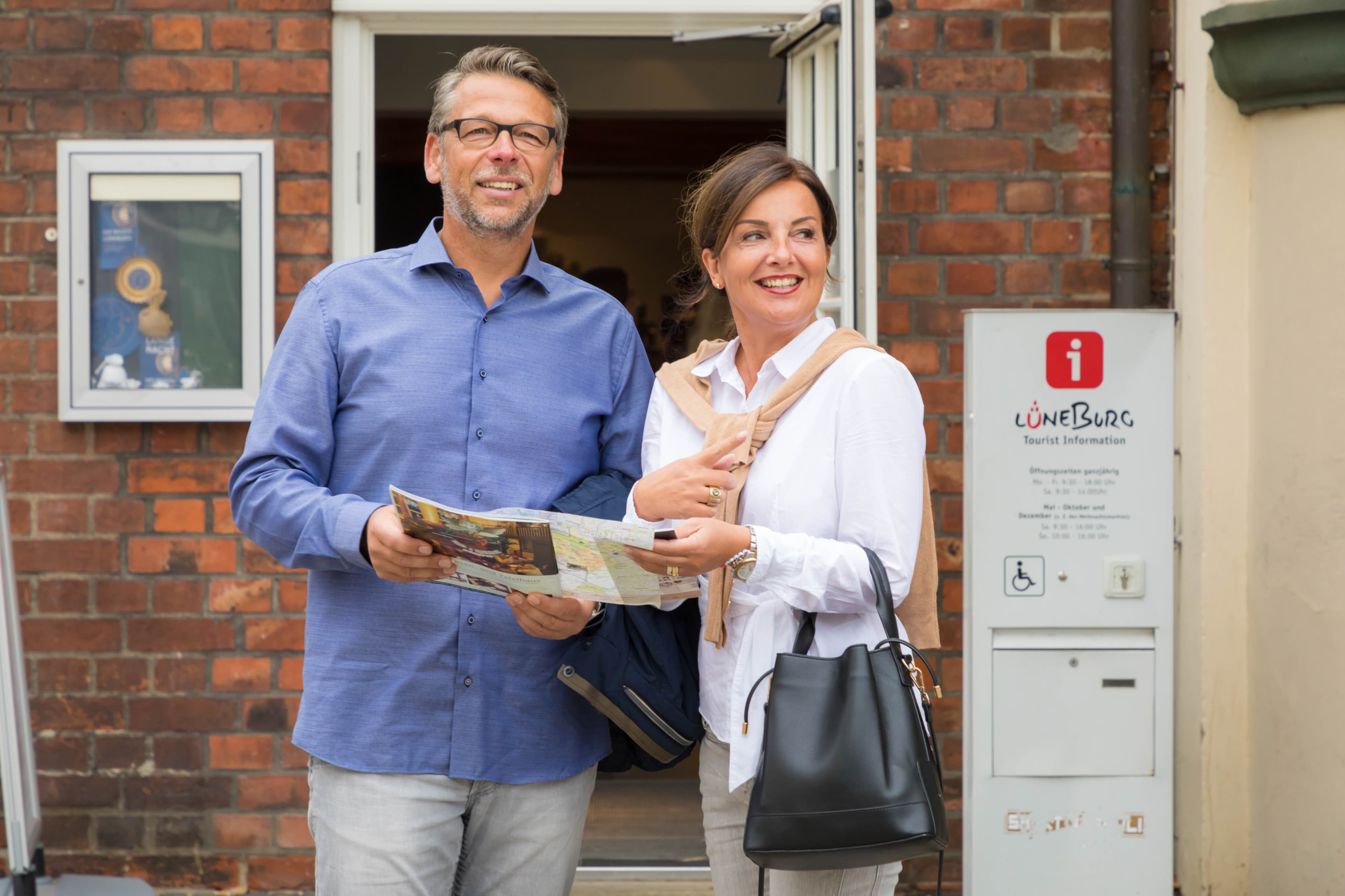 Paar vor der Tourist-Information Lüneburg