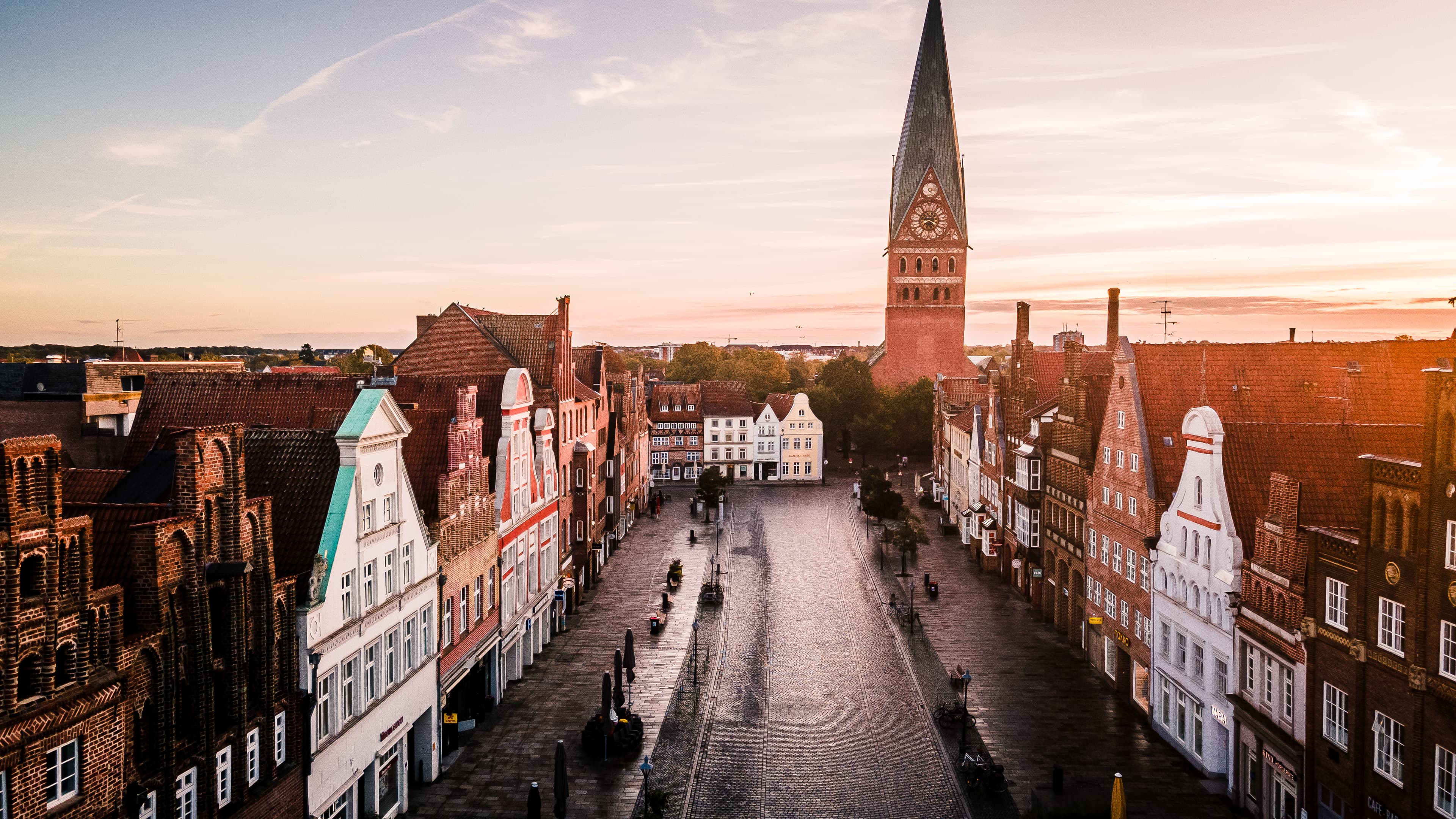 Blick auf den Platz Am Sande und die St. Johanniskirche.