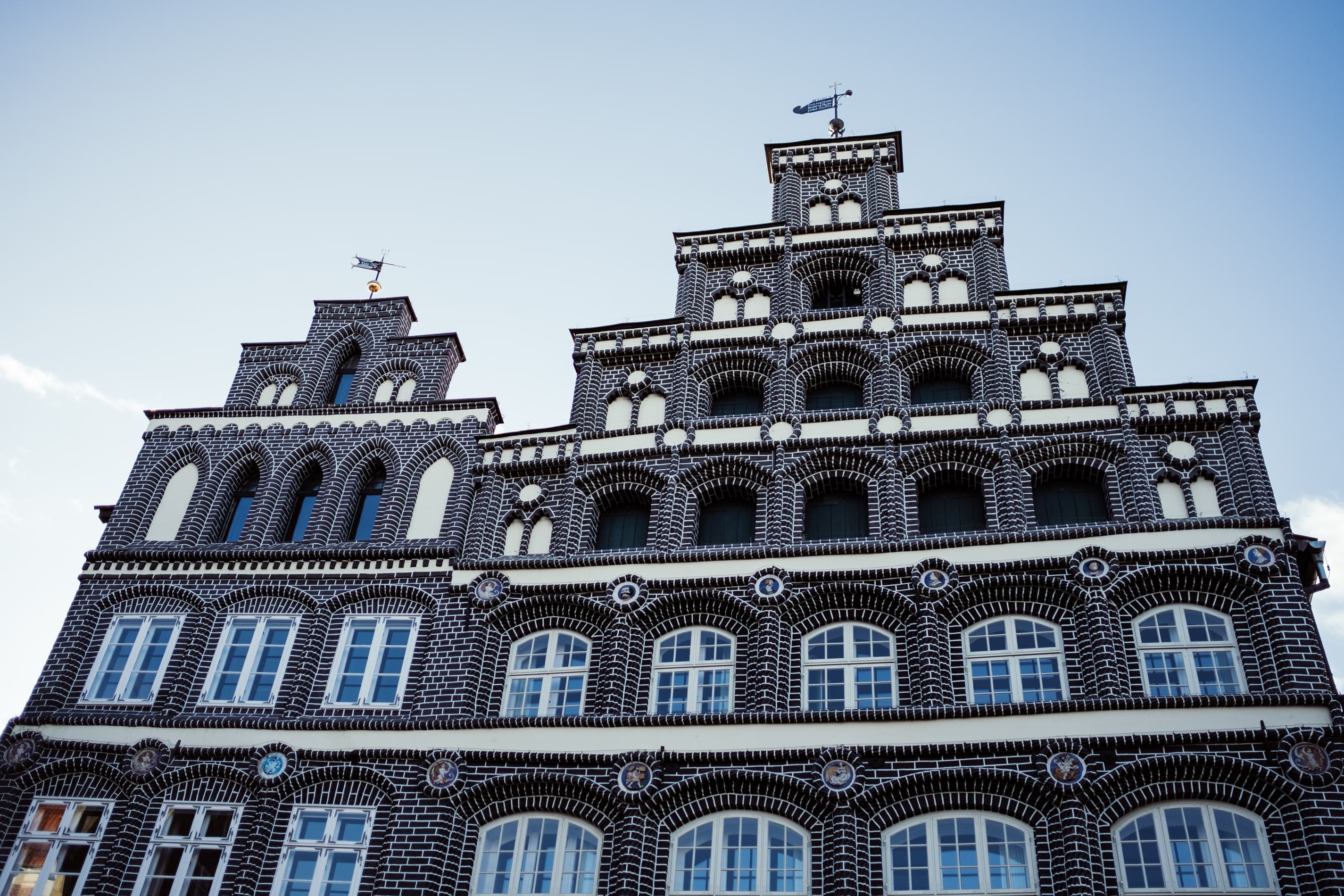 Historisches Gebäude der IHK mit markantem Backstein-Treppengiebel.