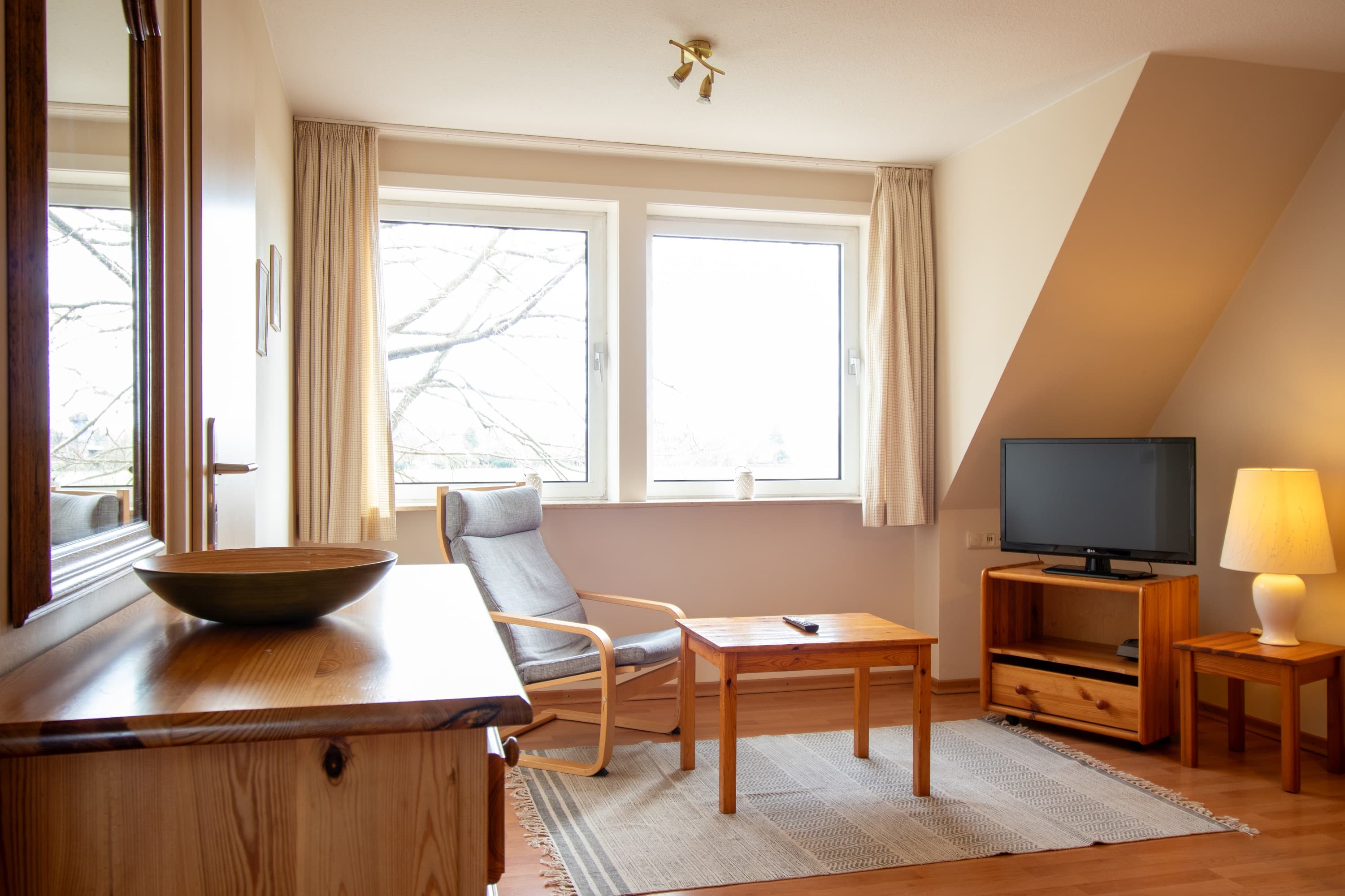 Wohnraum mit Sitzgelegenheiten und Fenster