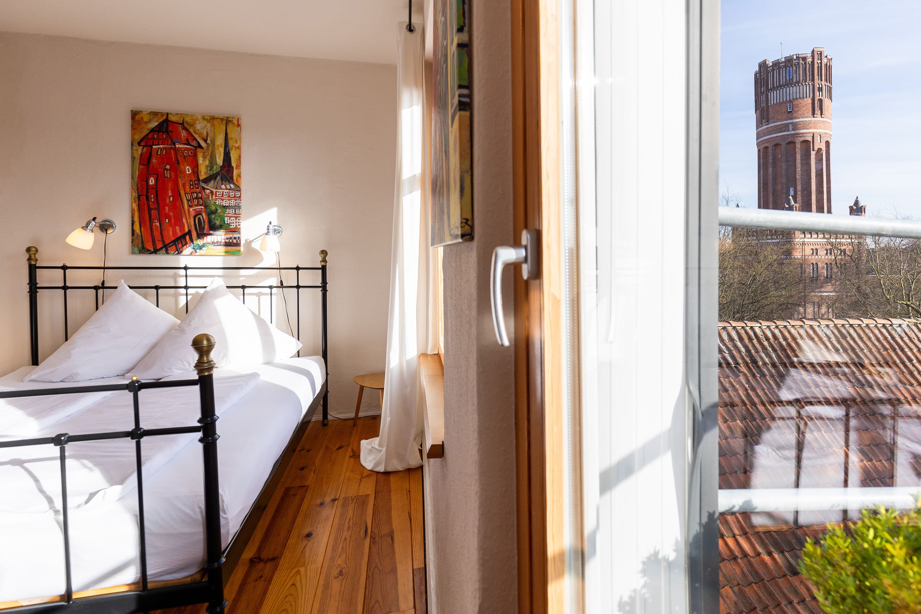 Stadthaus Hotel Lüneburg Doppelzimmer mit Blick auf den Wasserturm