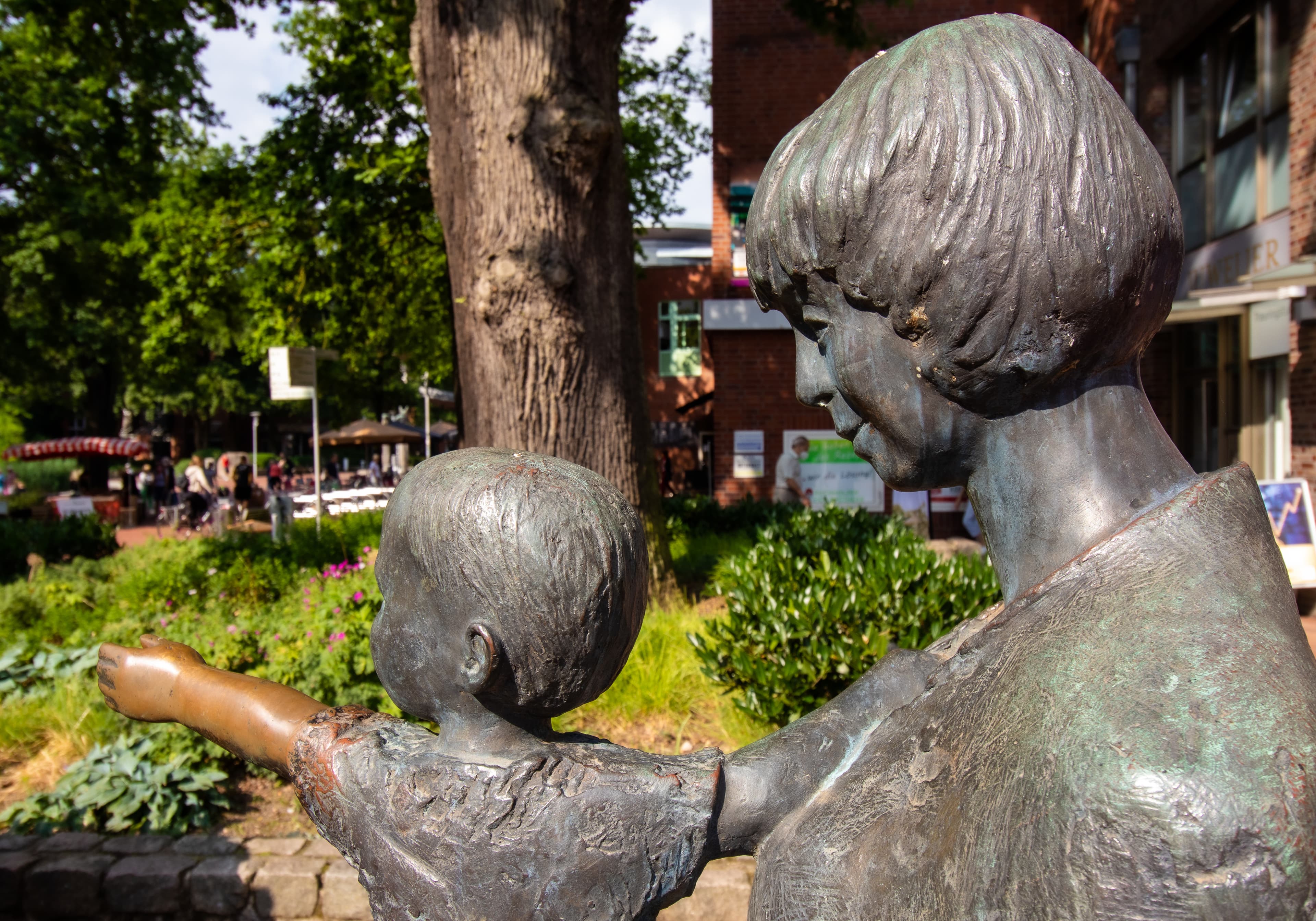 Shopping in Buchholz Zentrum und Besichtigung der Skulptur von Mutter mit Kind