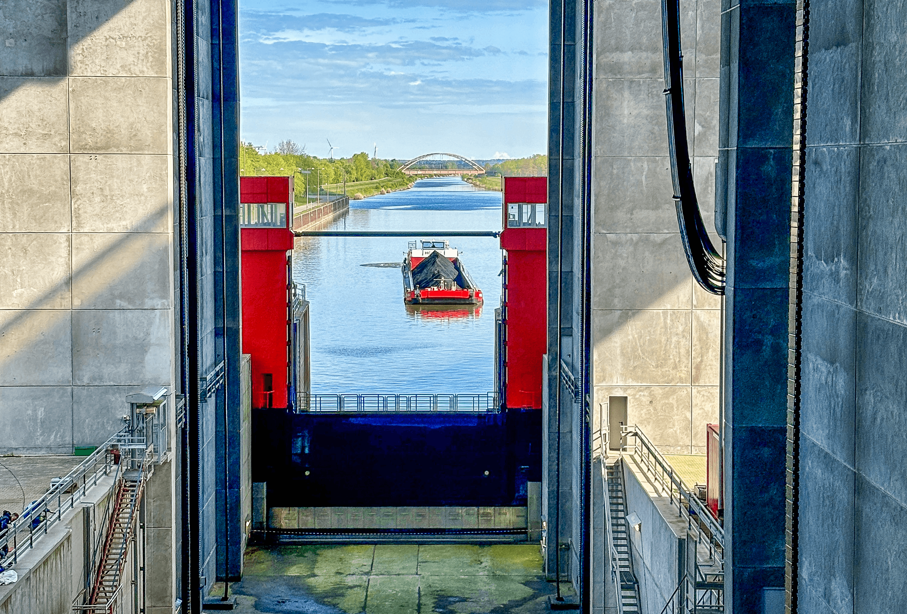 Ein Schiff fährt in den Trog des Schiffshebewerks Lüneburg