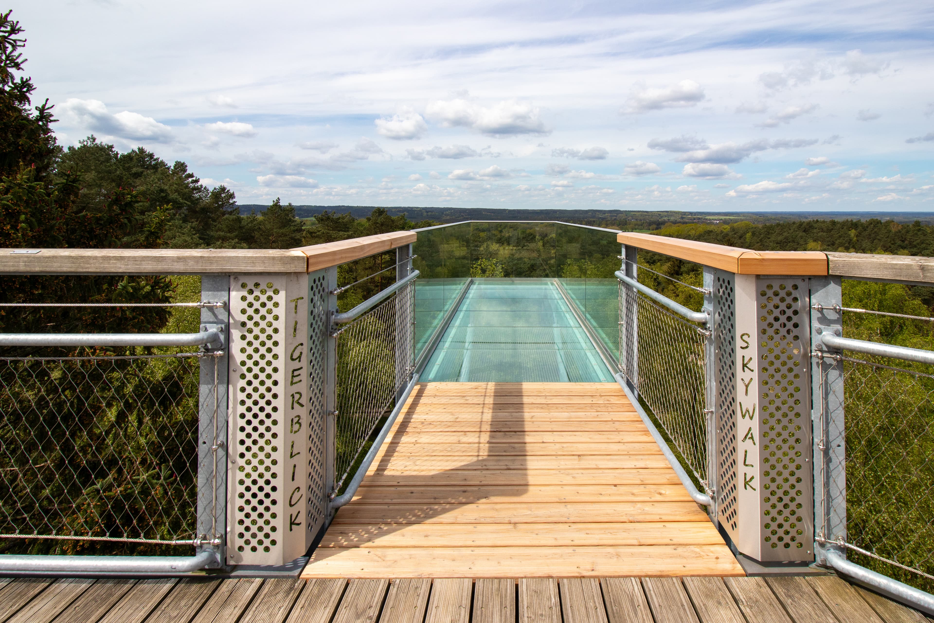 im baumwipfelpfad heide himmel gibt es einen skywalk aus glas