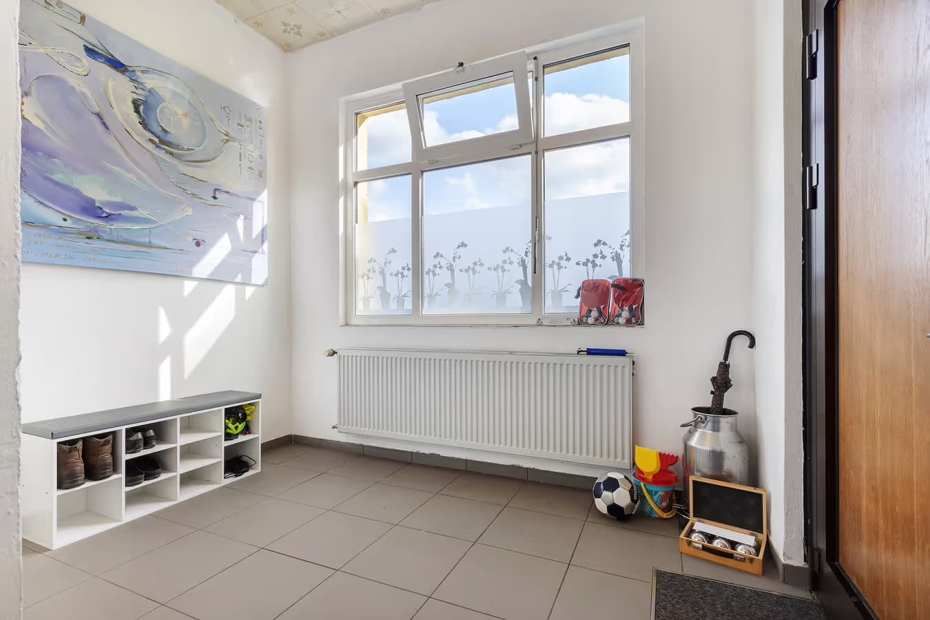 Im Hausflur können Spielgeräte und anderes abgestellt werden