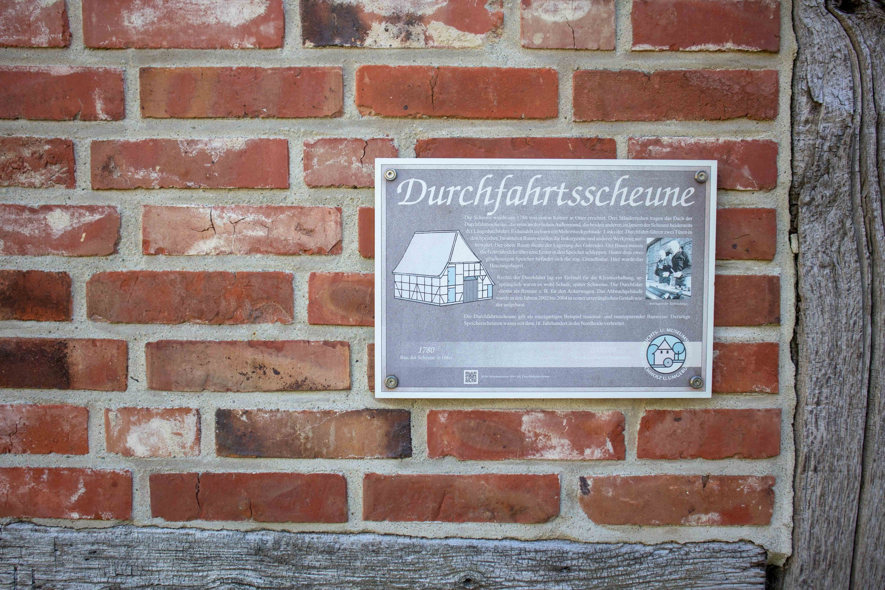 Durchfahrtsscheune im Museumdorf Seppensen Schild