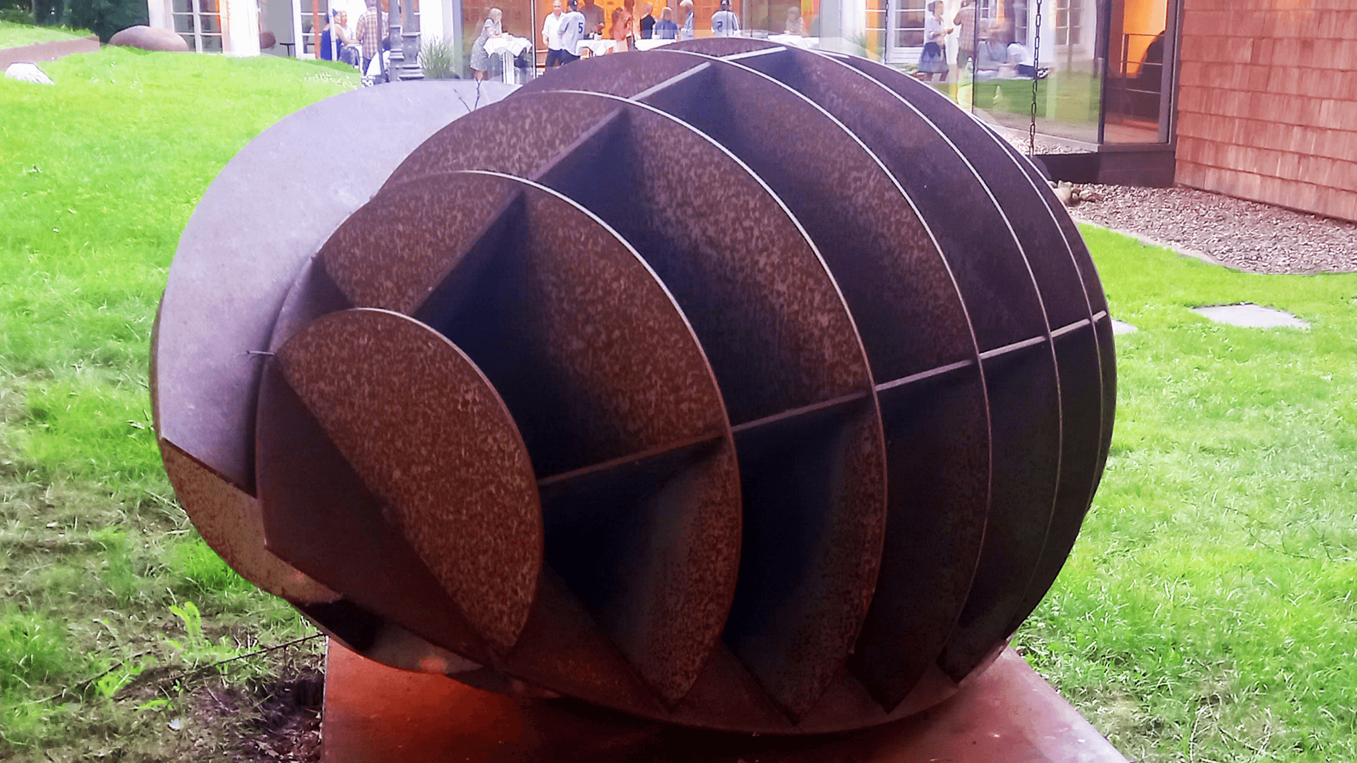 Das Bild zeigt eine faszinierende moderne Skulptur von Harald A. Finke im Jahr 2022, die organische Formen verkörpert und das Zusammenspiel von Chloroplasten und Mitochondrien thematisiert.