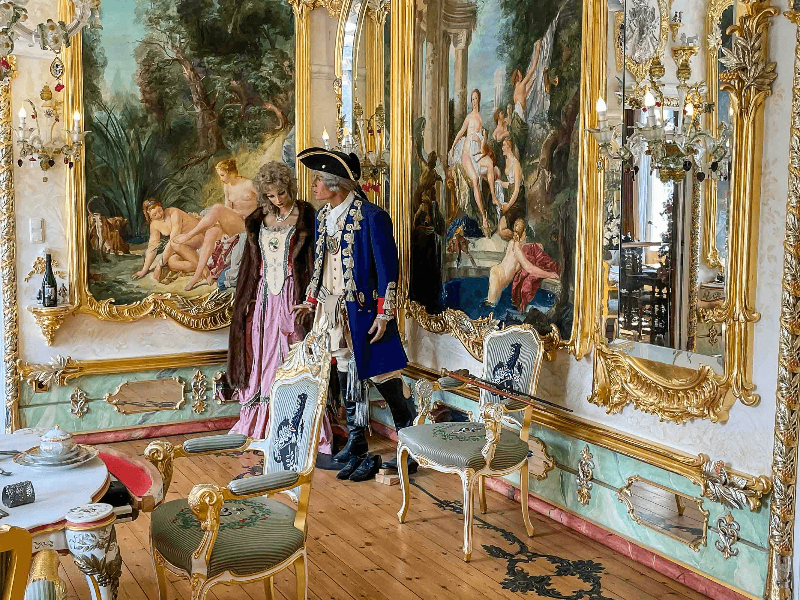 Ein Zimmer in der Jagdvilla Iserhatsche sieht aus wie Sanssouci