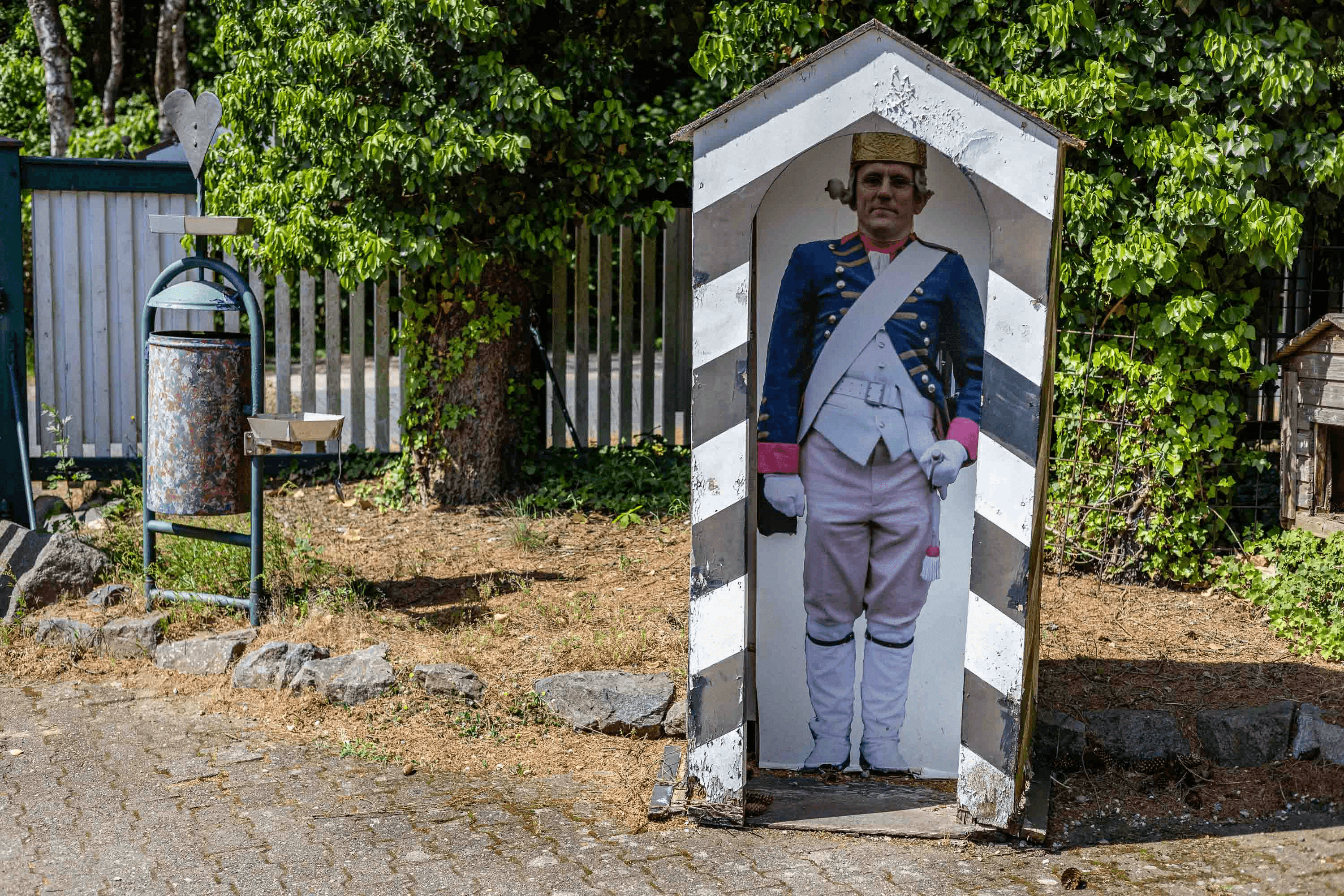 Am Ausgang wartet der Wachposten in der Iserhatsche
