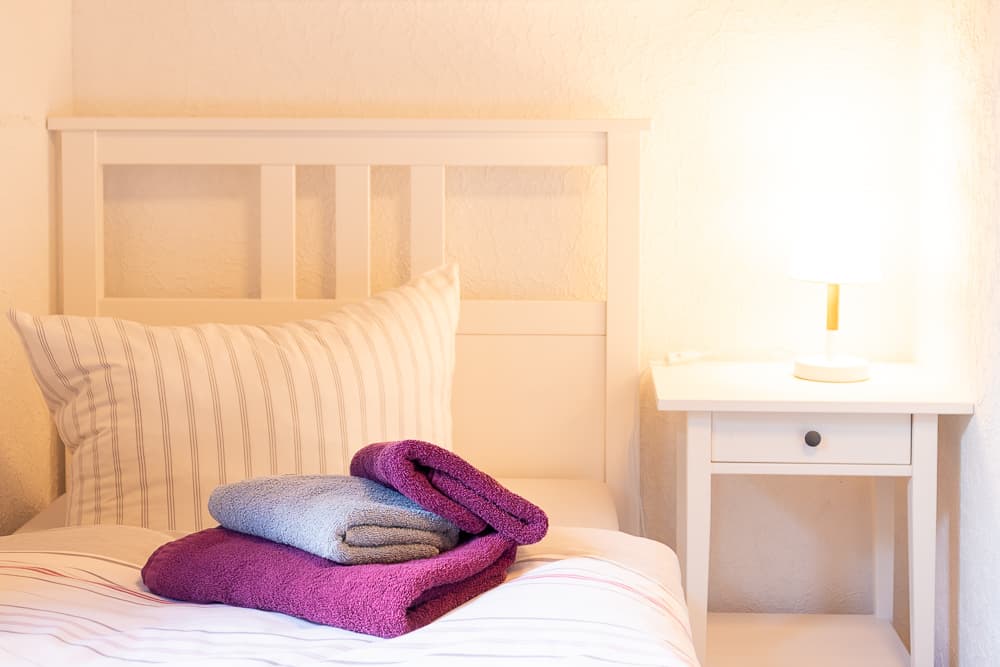 Gemütliches Bett im Einzelzimmer Pension Auetal Lüneburger Heide