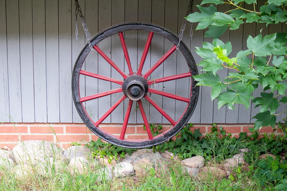 Ein altes Wagenrad an der Grillhütte Pension Auetal