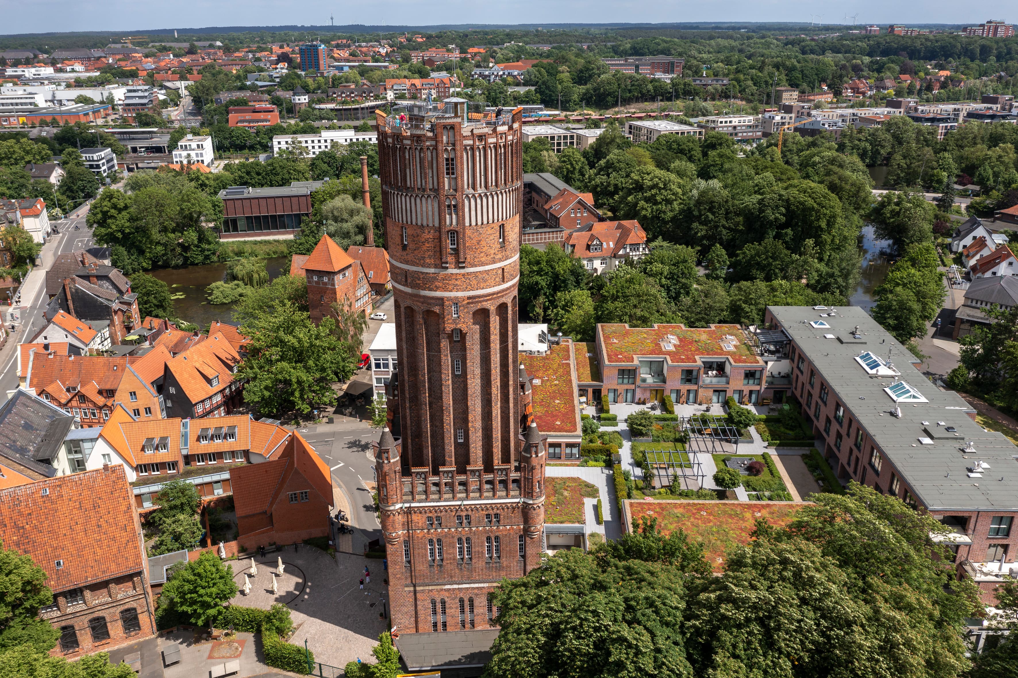 Blick von oben auf den Wasserturm lüneburg