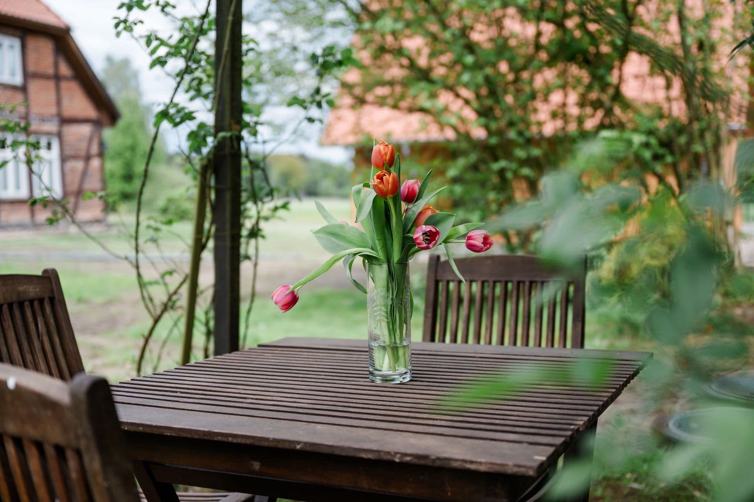 Ferienhaus Oertzespeicher Sitzplatz vor dem Haus in hermannsburg